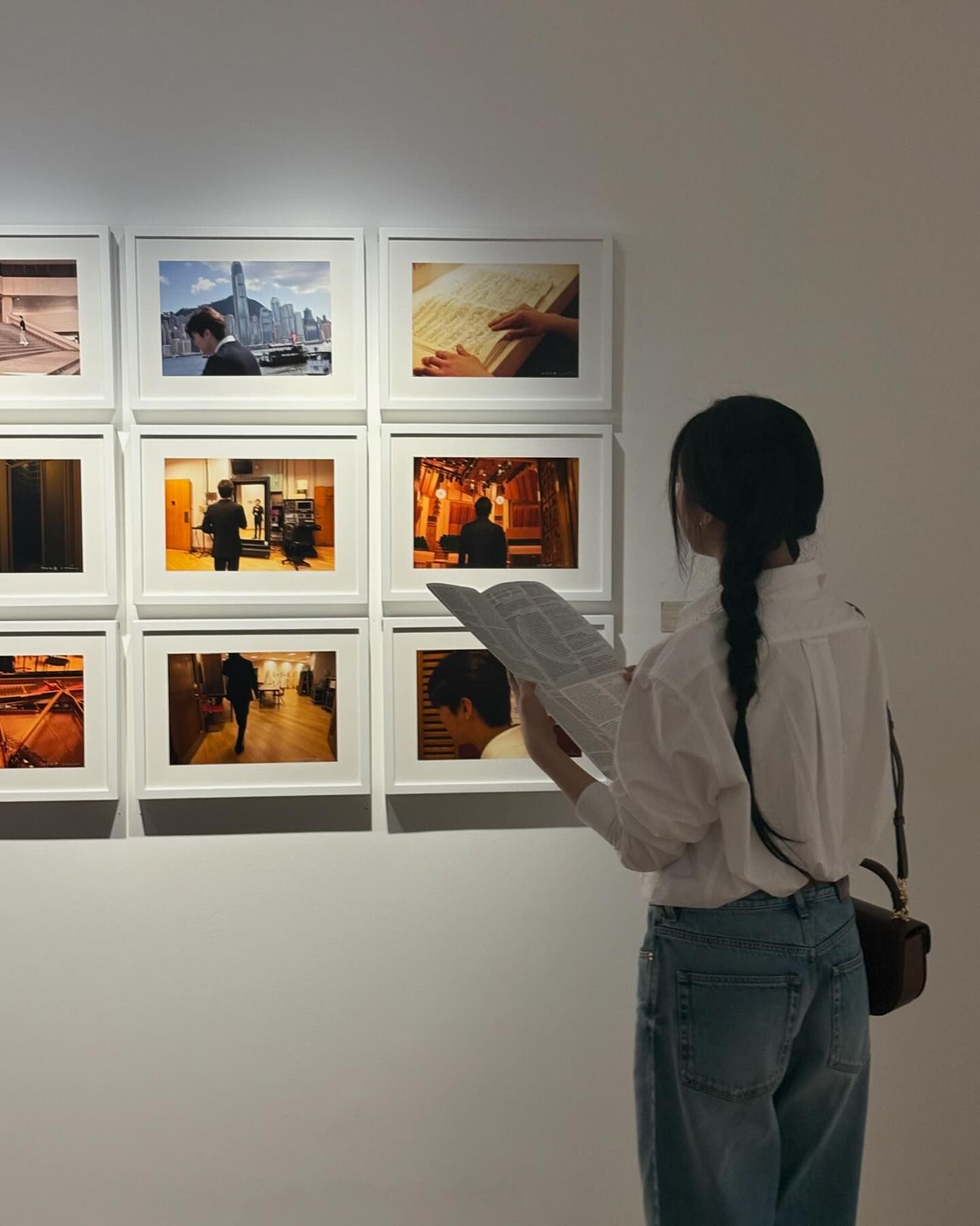 다른 매력의 민지&하니 셔츠룩👔
뉴진스 맏언니 라인 민지,하니의 착장 정보✨

1. 민지
캘빈클라인 '여성 크롭 패션 셔츠'
캘빈클라인 '90s 루즈 리사이클드 코튼 진 90s Loose Recycled Cotton Jeans'
샤넬 22 핸드백

2. 하니
구찌 'Cruise 2025 셔츠'
구찌 '홀스빗 1955 미니 탑 핸들 백'
구찌 '아이콘 18K GG 씬 반지, 아이콘 18K GG 후프 귀걸이'  이미지6