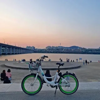 한강공원에 도로명주소가 생긴다🏘️
올 12월 중순경부터 서울 한강공원에 도로명 주소가 생길 예정입니다. 최근 한강에서 크고 작은 행사들이 많이 열리고 있고, 방문하는 시민들이 늘어나면서 안전과 편의성 등을 위해 정확한 주소가 필요하다는 서울시 판단에 따른 것인데요. 반포, 여의도, 뚝섬 등 한강공원 11소 모두 대상지에 포함되어 한강공원 내 시설물 위치를 직관적으로 파악할 수 있을 것으로 보입니다. 이미지