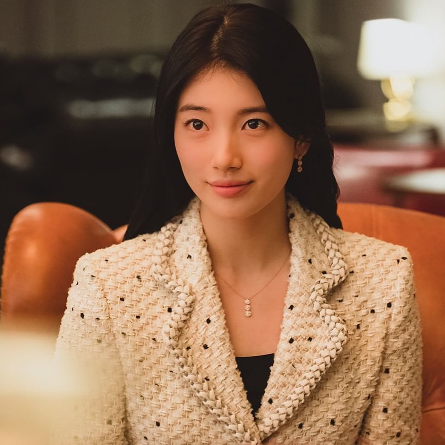 찾았다 내 추구미👀🤎

뮤트한 색감으로 가을과 겨울 룩을 완성한 작품 속 배우들의 레전드 착장을 소개합니다. 

부드러운 컬러가 주는 포근함이 어우러져 세련미와 분위기를 자아내는 아웃핏들은 여전히 많은 이들에게 회자되고 있는데요. 

여러분들의 베스트 픽은 무엇인가요? 셀럽들의 스타일을 참고해 멋진 코디를 완성해 보세요✨

1. 드라마 <졸업> 정려원

2. 드라마 <안나> 수지

3. 드라마 <유미의 세포들> 김고은

4. 영화 <뷰티 인사이드> 한효주 이미지6