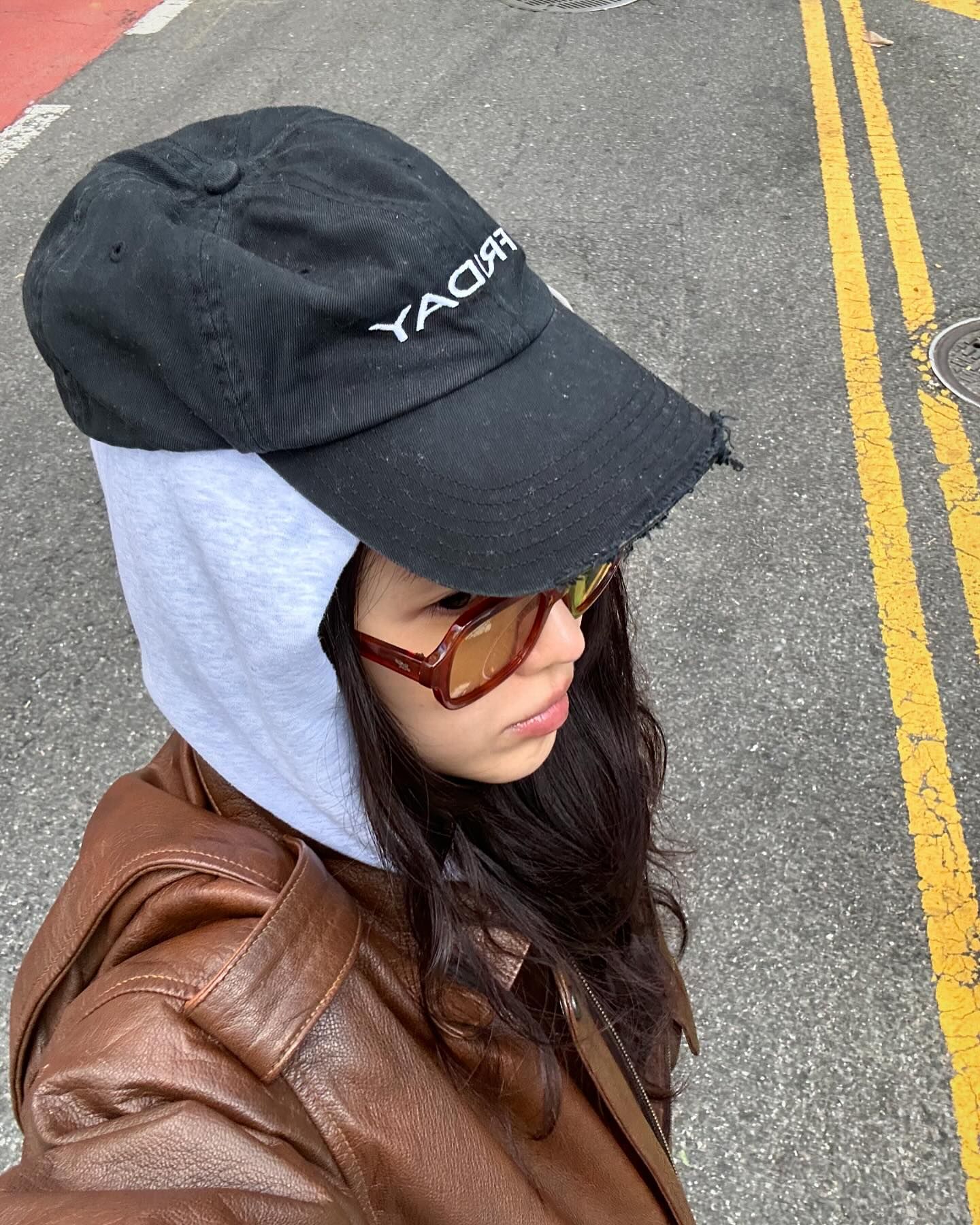 손민수하고 싶은 손나은🖤

손나은이 착용하는 아이템은 항상 품절 대란을 일으키죠. 그녀의 세련된 패션 감각 덕분에 올리는 포스트마다 모두 따라 하고 싶어지는데요. 

최근 인스타그램 속 손나은템 3가지를 모아봤습니다! 함께 손나은 손민수 하러 가볼까요?👀

1. 운동화
나이키 'V2K 런 블랙 앤트러사이트'

2. 폰케이스
어반소피스티케이션 '아이폰 퍼프 케이스 핑크 그로스'

3. 볼캡
베트멍X리복 'FRIDAY 볼캡' 이미지5