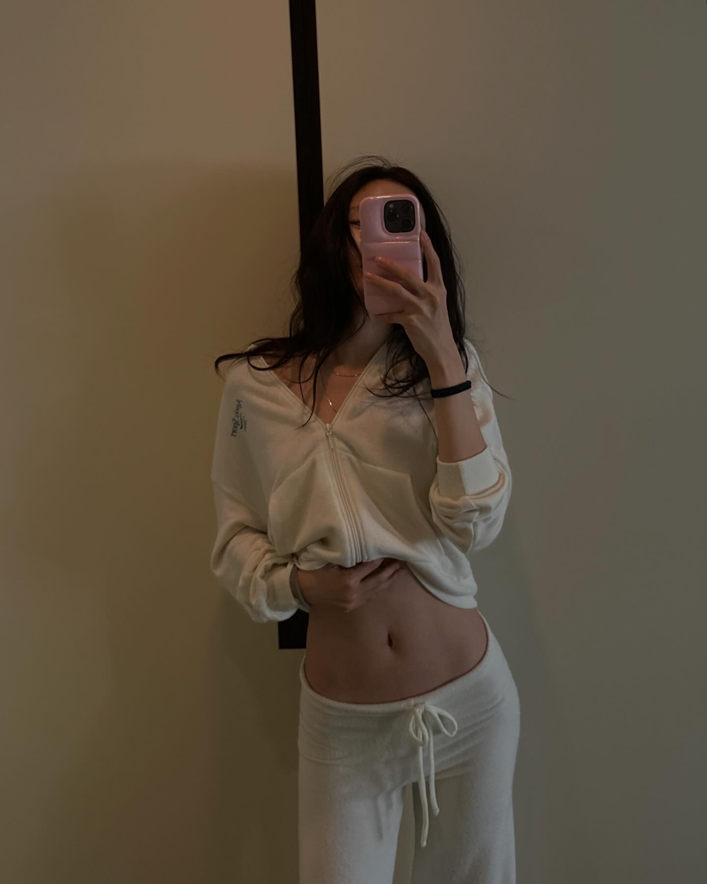 손민수하고 싶은 손나은🖤

손나은이 착용하는 아이템은 항상 품절 대란을 일으키죠. 그녀의 세련된 패션 감각 덕분에 올리는 포스트마다 모두 따라 하고 싶어지는데요. 

최근 인스타그램 속 손나은템 3가지를 모아봤습니다! 함께 손나은 손민수 하러 가볼까요?👀

1. 운동화
나이키 'V2K 런 블랙 앤트러사이트'

2. 폰케이스
어반소피스티케이션 '아이폰 퍼프 케이스 핑크 그로스'

3. 볼캡
베트멍X리복 'FRIDAY 볼캡' 이미지3
