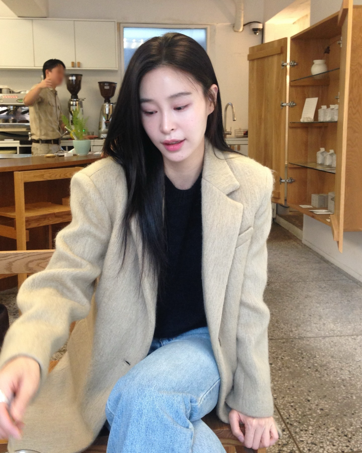 브라운 자켓엔 데님 조합으로🍂 이미지4