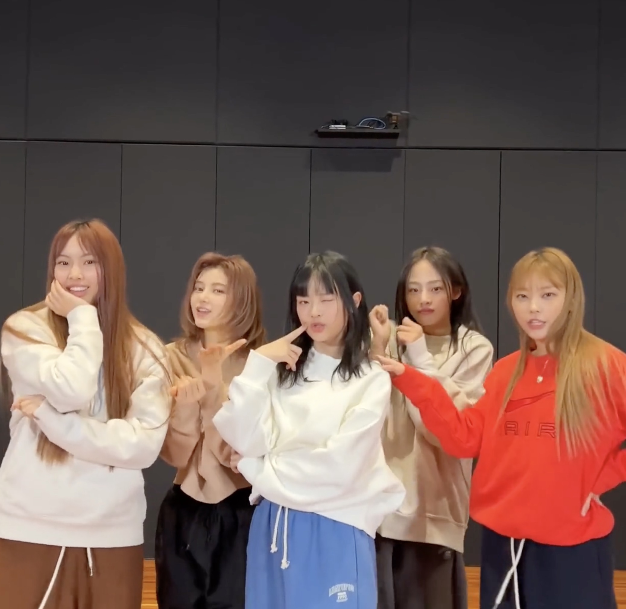 뉴진스 Ditto 대박 쳤다!🎉
뉴진스(NewJeans)의 '디토(Ditto)'가 미국 음악 전문지 페이스트(Paste)가 선정한 '2020년대 최고의 노래' 중 K팝 유일 23위에 올랐습니다👏🏻🐰💗쌀쌀한 날씨와 잘 어울리는 이 곡, 오랜만에 같이 들어볼까요?🎶 이미지