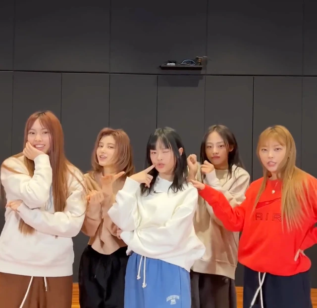 뉴진스 Ditto 대박 쳤다!🎉 뉴진스(NewJeans)의 '디토(Ditto)'가 미국 음악 전문지 페이스트(Paste)가 선정한 '2020년대 최고의 노래' 중 K팝 유일 23위에 올랐습니다👏🏻🐰💗쌀쌀한 날씨와 잘 어울리는 이 곡, 오랜만에 같이 들어볼까요?🎶 이미지