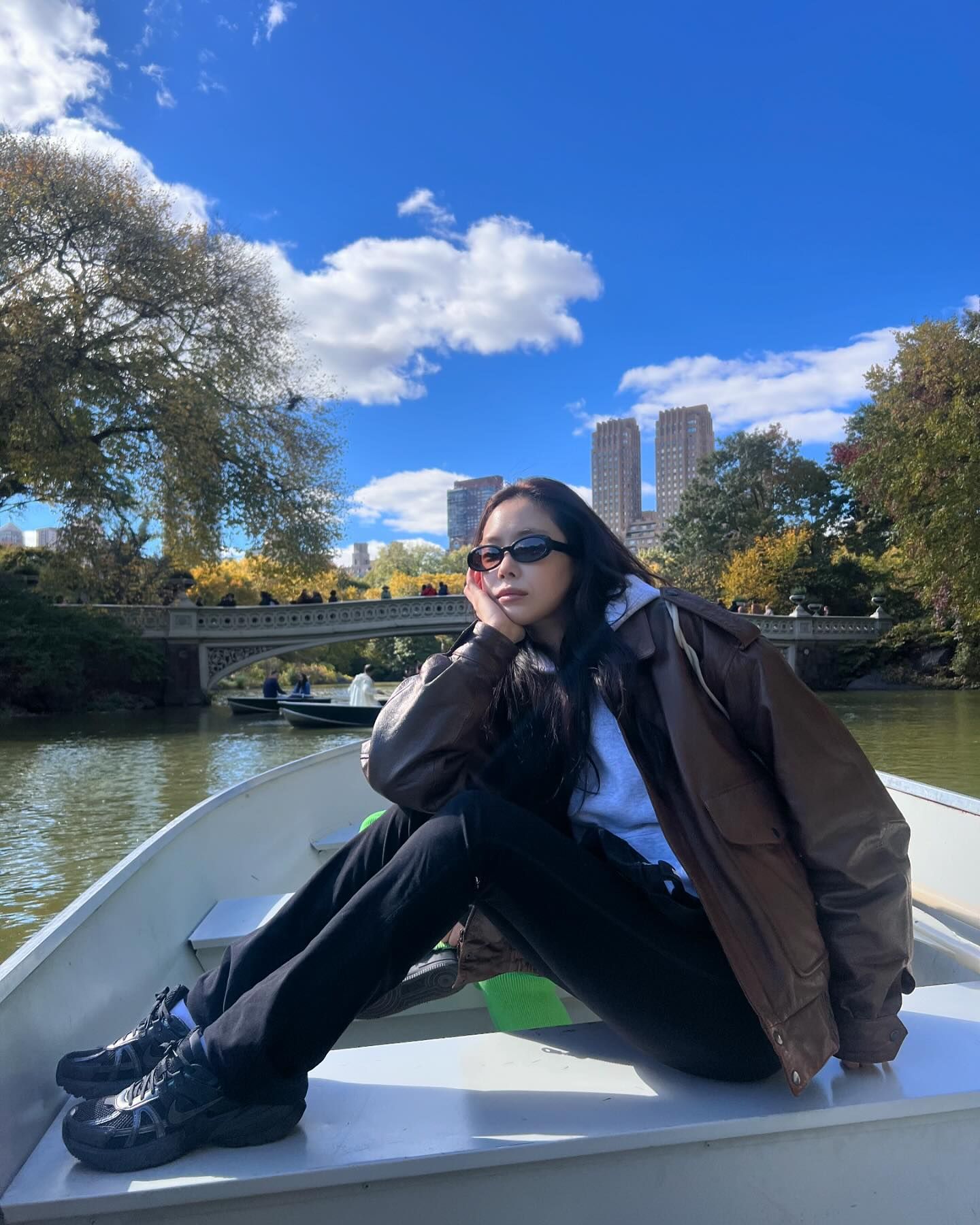 손민수하고 싶은 손나은🖤

손나은이 착용하는 아이템은 항상 품절 대란을 일으키죠. 그녀의 세련된 패션 감각 덕분에 올리는 포스트마다 모두 따라 하고 싶어지는데요. 

최근 인스타그램 속 손나은템 3가지를 모아봤습니다! 함께 손나은 손민수 하러 가볼까요?👀

1. 운동화
나이키 'V2K 런 블랙 앤트러사이트'

2. 폰케이스
어반소피스티케이션 '아이폰 퍼프 케이스 핑크 그로스'

3. 볼캡
베트멍X리복 'FRIDAY 볼캡' 이미지2