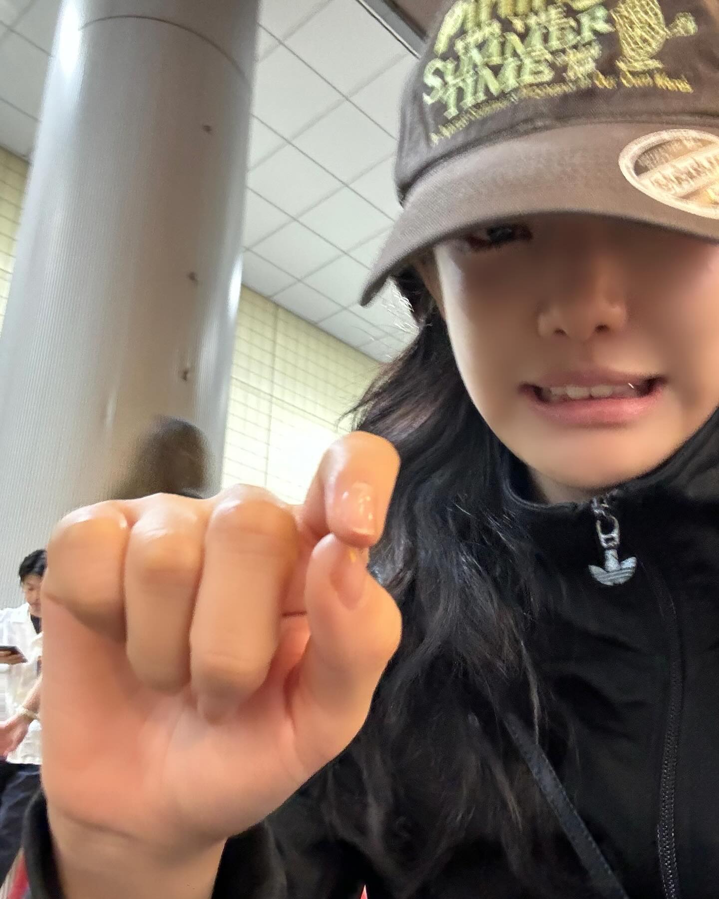 내 두상에 맞는 볼캡 알아보기🧢

스타일과 편안함 둘 다 가진 볼캡! 과연 내 두상에는 어떤 디자인이 잘 어울리는 지 함께 알아볼까요?

1. 계란형
축복받은 얼굴형인만큼 모든 모자가 잘 어울립니다. 그냥 사이즈에 맞는 거 쓰면 끝!

2. 둥근형
챙이 길쭉하고 일자인 제품을 추천드립니다. 모자를 뒤쪽으로 눌러 살짝 올라가게 착용하는 센스, 잊지 마세요. 

3. 긴 얼굴형
가로폭이 좁고 긴 얼굴형을 가진 분들은 챙이 길고 낮은 볼캡을 선택하세요. 얼굴을 더욱 균형 있게 만들어 준답니다. 

4. 각진형
각진 얼굴형은 깊이감 있는 볼캡을 착용하는 것이 효과적입니다. 챙을 살짝 구부려 굴곡을 주면, 그림자가 얼굴의 각진 부분을 가려줍니다. 이미지