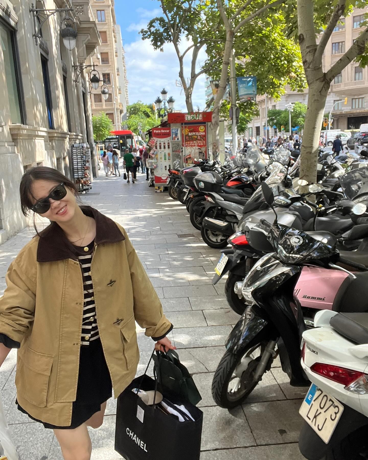 요즘 트렌드🤍워크자켓 코디법3

워크자켓은 일할 때 입는 재킷으로 시작해 실용성을 넘어 패션 아이템으로 자리 잡았습니다. 

캐주얼 룩은 물론 다양한 디자인과 색상으로 트렌디한 연출이 가능한데요. 워크자켓을 활용한 3가지 스타일링을 소개합니다🙌

1. 고윤정
올블랙 스타일에 화이트 워크자켓을 매치한 고윤정은 평소에도 시크하면서 편안한 캐주얼 룩을 즐겨 입습니다. 여기에 화이트 톤의 선글라스를 더해 워크자켓과 조화를 이루며 세련된 감각을 더했습니다.

2. 강민경
페미닌한 무드를 선호한다면 강민경처럼 미니스커트와 롱부츠를 함께 매치해보세요! 날씨가 추워지는 요즘, 스타일을 살리고 싶은 날에 딱 맞는 코디가 완성될 것입니다.

3. 고아라
가을 분위기를 물씬 느낄 수 있는 브라운 워크자켓을 입은 고아라는 스트라이프 티셔츠와 검정 스커트를 매치해 편안하면서도 세련된 여행 룩을 완성했습니다. 자연스러운 꾸안꾸 스타일을 선호한다면 이렇게 코디해보세요! 이미지8