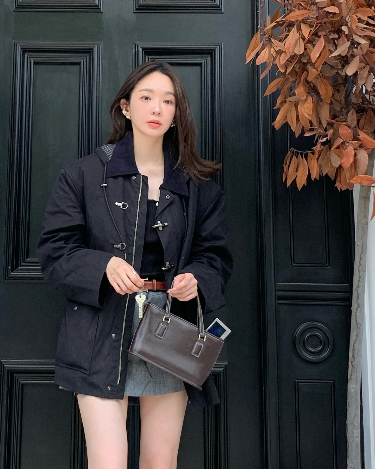 요즘 트렌드🤍워크자켓 코디법3

워크자켓은 일할 때 입는 재킷으로 시작해 실용성을 넘어 패션 아이템으로 자리 잡았습니다. 

캐주얼 룩은 물론 다양한 디자인과 색상으로 트렌디한 연출이 가능한데요. 워크자켓을 활용한 3가지 스타일링을 소개합니다🙌

1. 고윤정
올블랙 스타일에 화이트 워크자켓을 매치한 고윤정은 평소에도 시크하면서 편안한 캐주얼 룩을 즐겨 입습니다. 여기에 화이트 톤의 선글라스를 더해 워크자켓과 조화를 이루며 세련된 감각을 더했습니다.

2. 강민경
페미닌한 무드를 선호한다면 강민경처럼 미니스커트와 롱부츠를 함께 매치해보세요! 날씨가 추워지는 요즘, 스타일을 살리고 싶은 날에 딱 맞는 코디가 완성될 것입니다.

3. 고아라
가을 분위기를 물씬 느낄 수 있는 브라운 워크자켓을 입은 고아라는 스트라이프 티셔츠와 검정 스커트를 매치해 편안하면서도 세련된 여행 룩을 완성했습니다. 자연스러운 꾸안꾸 스타일을 선호한다면 이렇게 코디해보세요! 이미지4