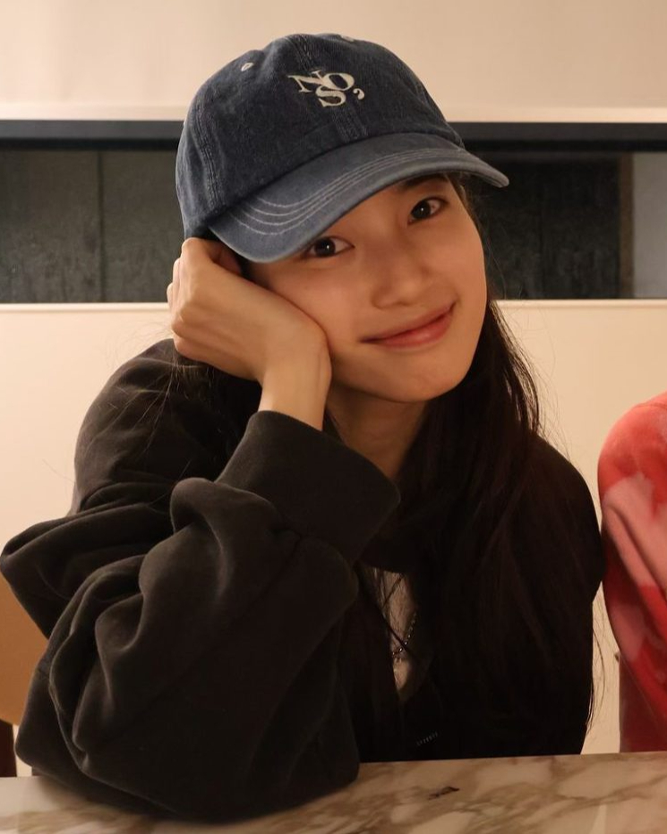 내 두상에 맞는 볼캡 알아보기🧢

스타일과 편안함 둘 다 가진 볼캡! 과연 내 두상에는 어떤 디자인이 잘 어울리는 지 함께 알아볼까요?

1. 계란형
축복받은 얼굴형인만큼 모든 모자가 잘 어울립니다. 그냥 사이즈에 맞는 거 쓰면 끝!

2. 둥근형
챙이 길쭉하고 일자인 제품을 추천드립니다. 모자를 뒤쪽으로 눌러 살짝 올라가게 착용하는 센스, 잊지 마세요. 

3. 긴 얼굴형
가로폭이 좁고 긴 얼굴형을 가진 분들은 챙이 길고 낮은 볼캡을 선택하세요. 얼굴을 더욱 균형 있게 만들어 준답니다. 

4. 각진형
각진 얼굴형은 깊이감 있는 볼캡을 착용하는 것이 효과적입니다. 챙을 살짝 구부려 굴곡을 주면, 그림자가 얼굴의 각진 부분을 가려줍니다. 이미지