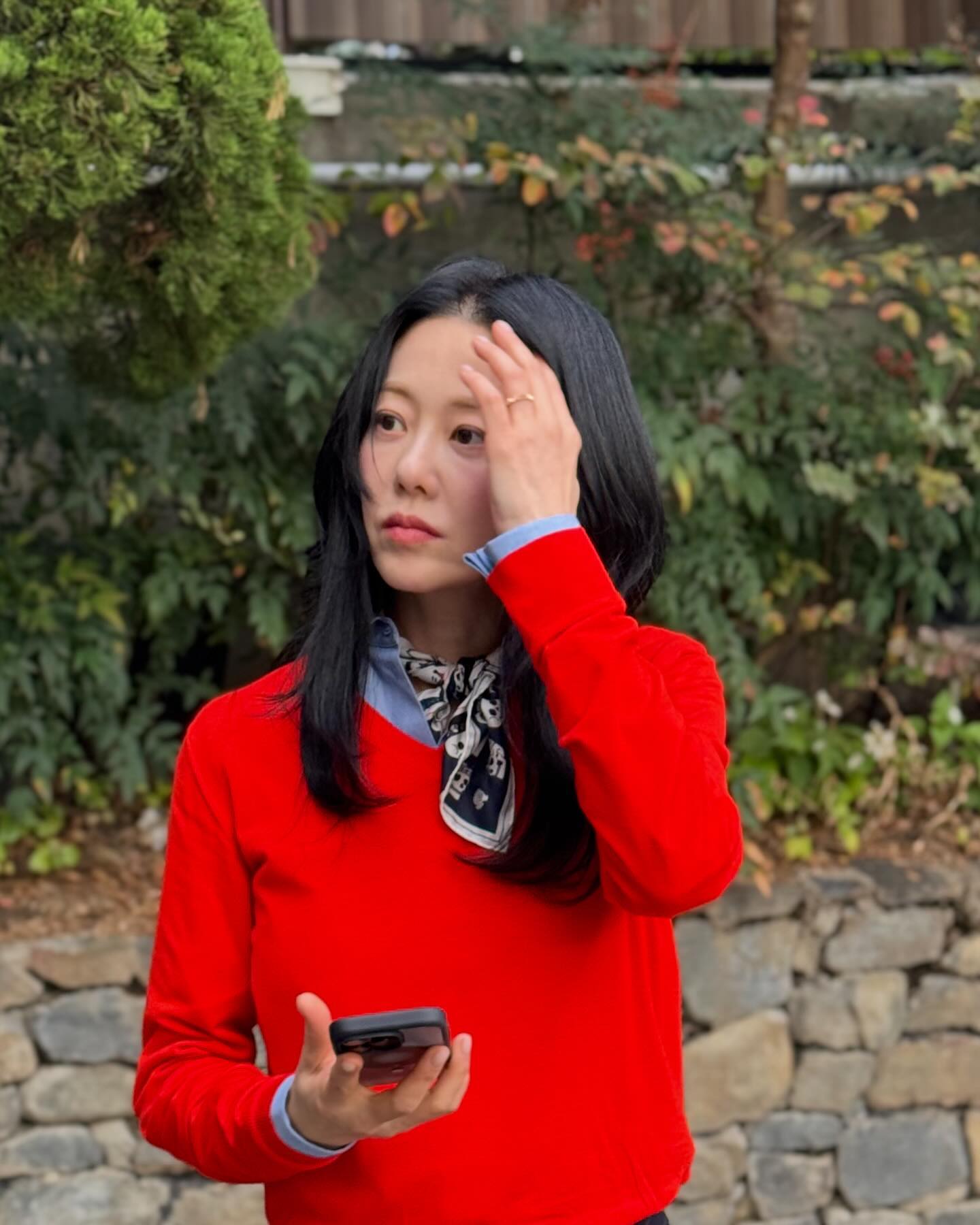 지금 알아두면 좋을 셀럽 스카프 코디3🧣

1. 적당히 화려한 패턴의 스카프 목에 둘러 포인트 주기

2. 클래식&레트로 스타일로 머리 띠처럼 두르기

3. 청순하게 묶은 머리 위에 스카프 묶어주기 이미지