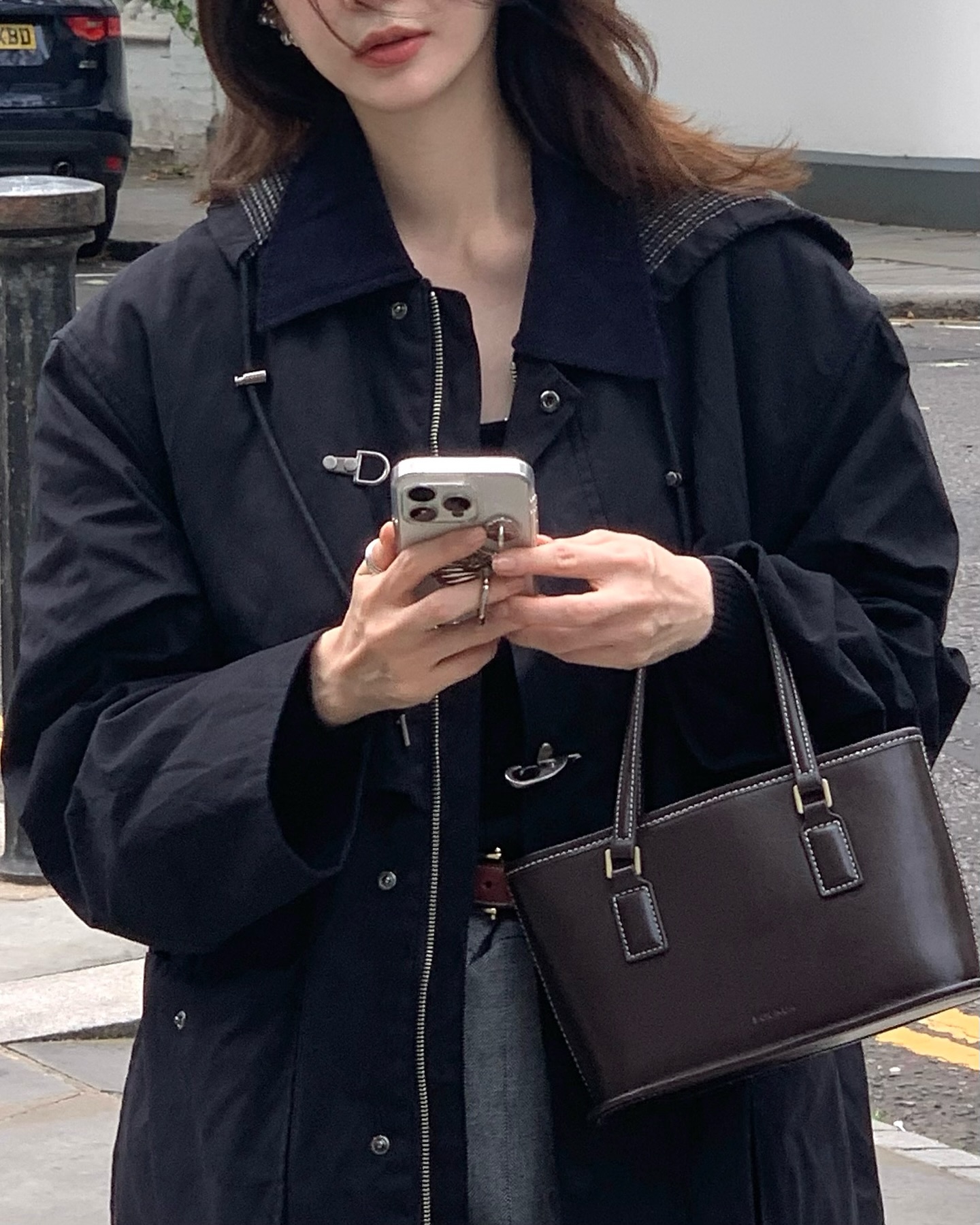 요즘 트렌드🤍워크자켓 코디법3

워크자켓은 일할 때 입는 재킷으로 시작해 실용성을 넘어 패션 아이템으로 자리 잡았습니다. 

캐주얼 룩은 물론 다양한 디자인과 색상으로 트렌디한 연출이 가능한데요. 워크자켓을 활용한 3가지 스타일링을 소개합니다🙌

1. 고윤정
올블랙 스타일에 화이트 워크자켓을 매치한 고윤정은 평소에도 시크하면서 편안한 캐주얼 룩을 즐겨 입습니다. 여기에 화이트 톤의 선글라스를 더해 워크자켓과 조화를 이루며 세련된 감각을 더했습니다.

2. 강민경
페미닌한 무드를 선호한다면 강민경처럼 미니스커트와 롱부츠를 함께 매치해보세요! 날씨가 추워지는 요즘, 스타일을 살리고 싶은 날에 딱 맞는 코디가 완성될 것입니다.

3. 고아라
가을 분위기를 물씬 느낄 수 있는 브라운 워크자켓을 입은 고아라는 스트라이프 티셔츠와 검정 스커트를 매치해 편안하면서도 세련된 여행 룩을 완성했습니다. 자연스러운 꾸안꾸 스타일을 선호한다면 이렇게 코디해보세요! 이미지6