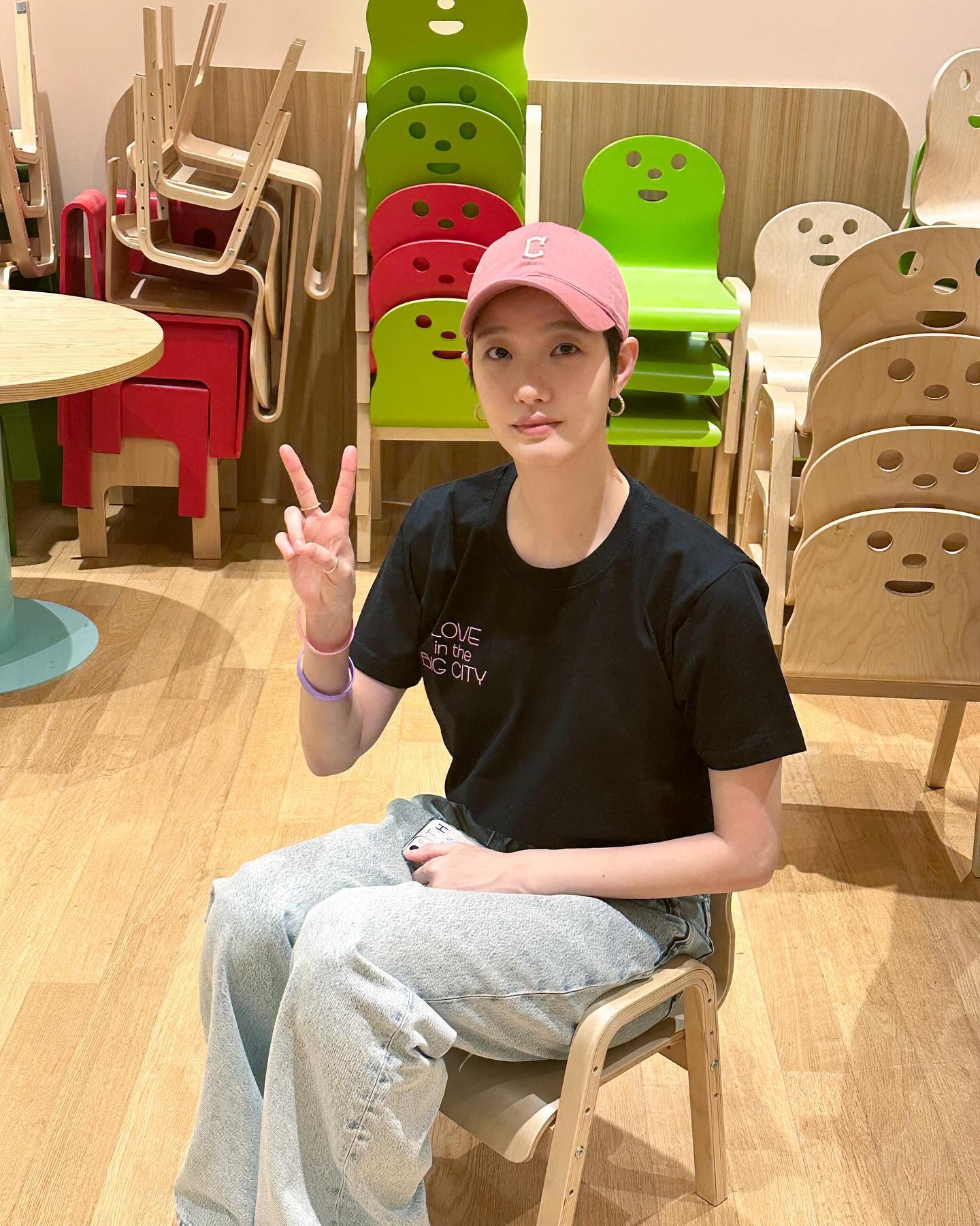 내 두상에 맞는 볼캡 알아보기🧢

스타일과 편안함 둘 다 가진 볼캡! 과연 내 두상에는 어떤 디자인이 잘 어울리는 지 함께 알아볼까요?

1. 계란형
축복받은 얼굴형인만큼 모든 모자가 잘 어울립니다. 그냥 사이즈에 맞는 거 쓰면 끝!

2. 둥근형
챙이 길쭉하고 일자인 제품을 추천드립니다. 모자를 뒤쪽으로 눌러 살짝 올라가게 착용하는 센스, 잊지 마세요. 

3. 긴 얼굴형
가로폭이 좁고 긴 얼굴형을 가진 분들은 챙이 길고 낮은 볼캡을 선택하세요. 얼굴을 더욱 균형 있게 만들어 준답니다. 

4. 각진형
각진 얼굴형은 깊이감 있는 볼캡을 착용하는 것이 효과적입니다. 챙을 살짝 구부려 굴곡을 주면, 그림자가 얼굴의 각진 부분을 가려줍니다. 이미지
