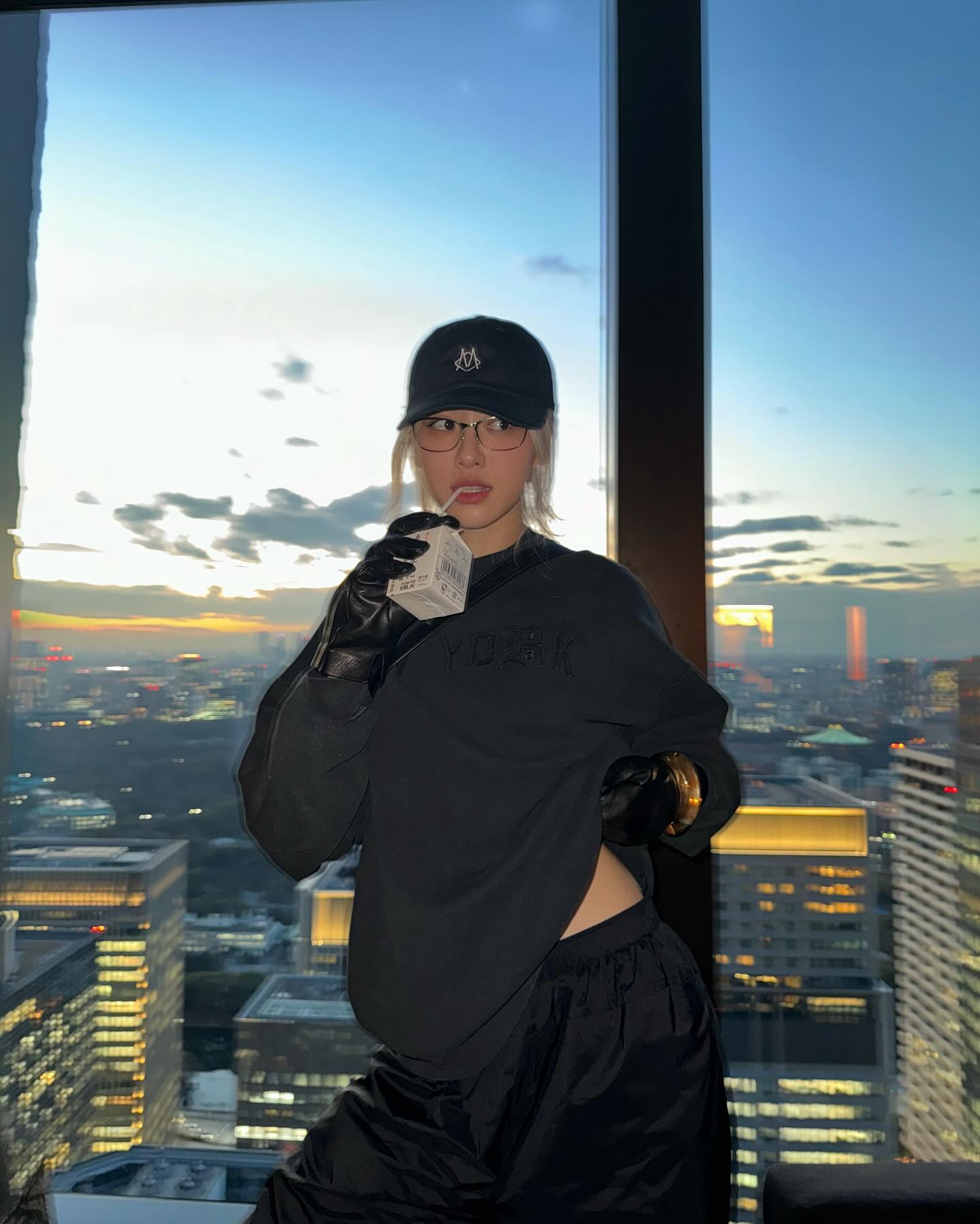 내 두상에 맞는 볼캡 알아보기🧢

스타일과 편안함 둘 다 가진 볼캡! 과연 내 두상에는 어떤 디자인이 잘 어울리는 지 함께 알아볼까요?

1. 계란형
축복받은 얼굴형인만큼 모든 모자가 잘 어울립니다. 그냥 사이즈에 맞는 거 쓰면 끝!

2. 둥근형
챙이 길쭉하고 일자인 제품을 추천드립니다. 모자를 뒤쪽으로 눌러 살짝 올라가게 착용하는 센스, 잊지 마세요. 

3. 긴 얼굴형
가로폭이 좁고 긴 얼굴형을 가진 분들은 챙이 길고 낮은 볼캡을 선택하세요. 얼굴을 더욱 균형 있게 만들어 준답니다. 

4. 각진형
각진 얼굴형은 깊이감 있는 볼캡을 착용하는 것이 효과적입니다. 챙을 살짝 구부려 굴곡을 주면, 그림자가 얼굴의 각진 부분을 가려줍니다. 이미지