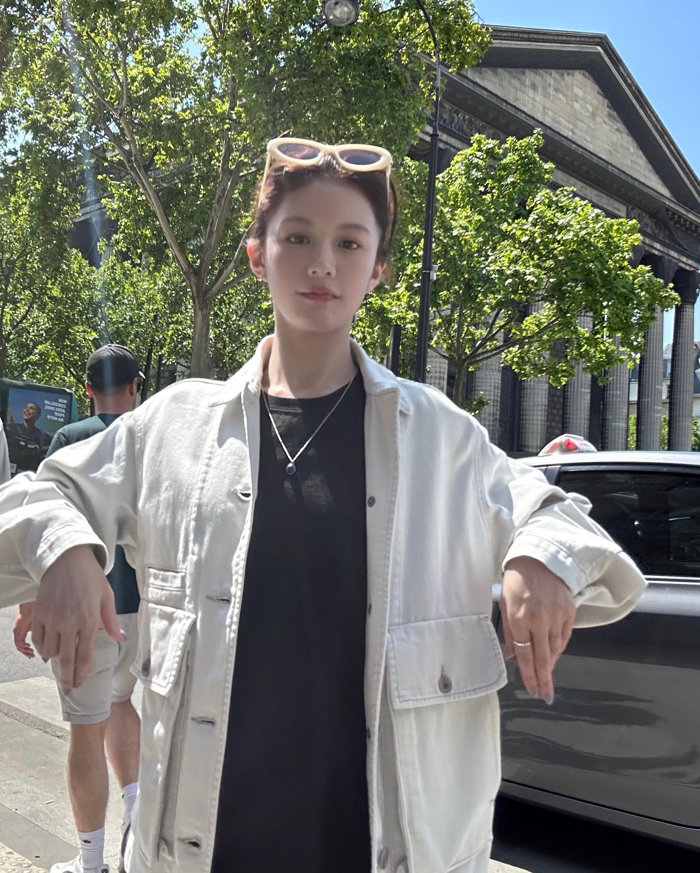 요즘 트렌드🤍워크자켓 코디법3

워크자켓은 일할 때 입는 재킷으로 시작해 실용성을 넘어 패션 아이템으로 자리 잡았습니다. 

캐주얼 룩은 물론 다양한 디자인과 색상으로 트렌디한 연출이 가능한데요. 워크자켓을 활용한 3가지 스타일링을 소개합니다🙌

1. 고윤정
올블랙 스타일에 화이트 워크자켓을 매치한 고윤정은 평소에도 시크하면서 편안한 캐주얼 룩을 즐겨 입습니다. 여기에 화이트 톤의 선글라스를 더해 워크자켓과 조화를 이루며 세련된 감각을 더했습니다.

2. 강민경
페미닌한 무드를 선호한다면 강민경처럼 미니스커트와 롱부츠를 함께 매치해보세요! 날씨가 추워지는 요즘, 스타일을 살리고 싶은 날에 딱 맞는 코디가 완성될 것입니다.

3. 고아라
가을 분위기를 물씬 느낄 수 있는 브라운 워크자켓을 입은 고아라는 스트라이프 티셔츠와 검정 스커트를 매치해 편안하면서도 세련된 여행 룩을 완성했습니다. 자연스러운 꾸안꾸 스타일을 선호한다면 이렇게 코디해보세요! 이미지