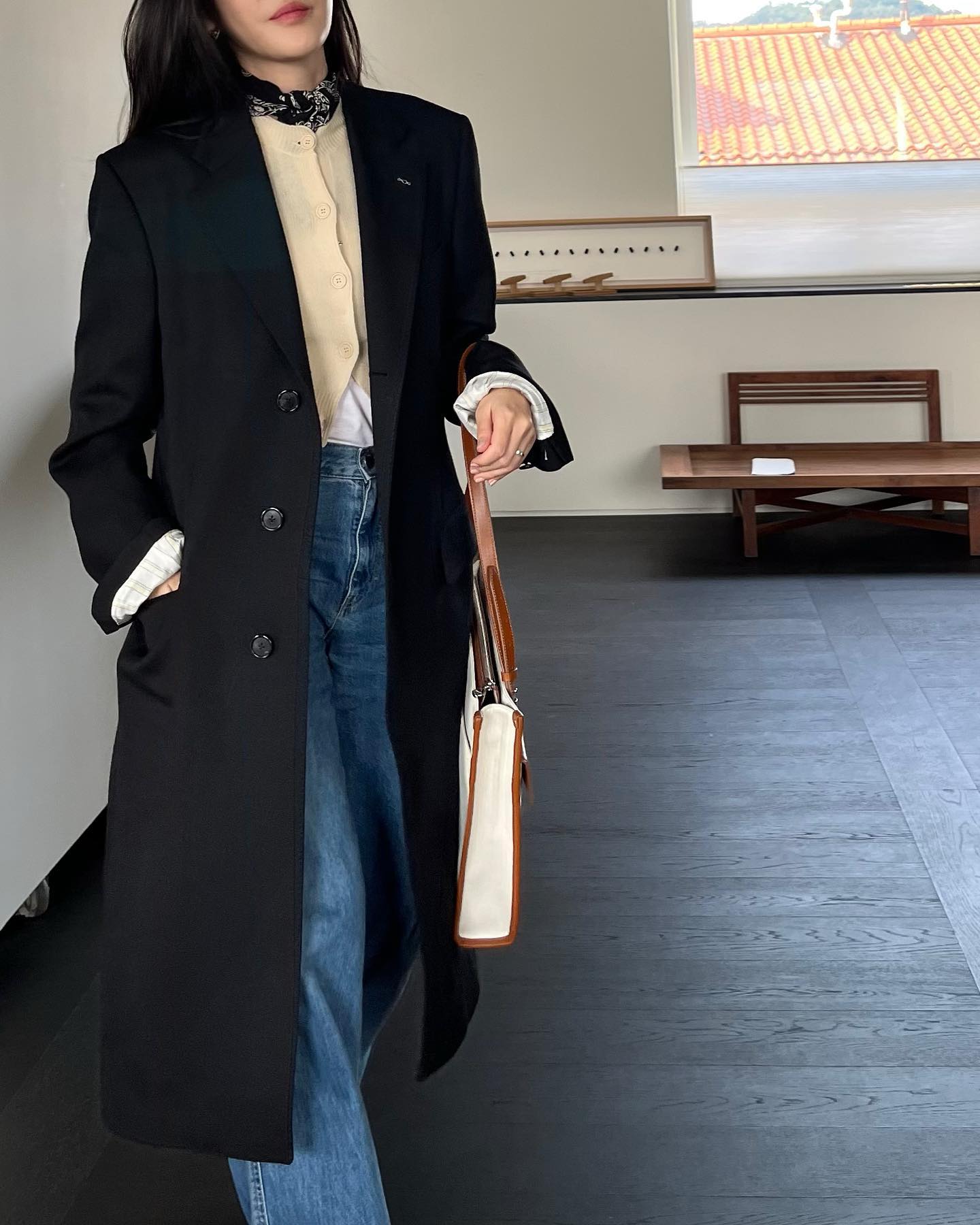 지금 알아두면 좋을 셀럽 스카프 코디3🧣

1. 적당히 화려한 패턴의 스카프 목에 둘러 포인트 주기

2. 클래식&레트로 스타일로 머리 띠처럼 두르기

3. 청순하게 묶은 머리 위에 스카프 묶어주기 이미지
