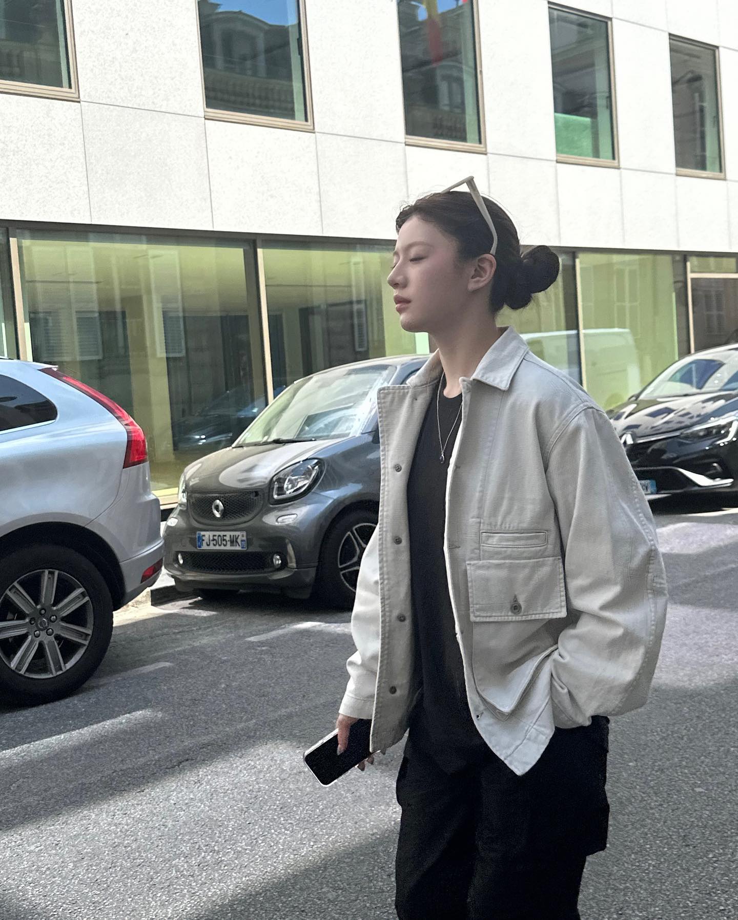 요즘 트렌드🤍워크자켓 코디법3

워크자켓은 일할 때 입는 재킷으로 시작해 실용성을 넘어 패션 아이템으로 자리 잡았습니다. 

캐주얼 룩은 물론 다양한 디자인과 색상으로 트렌디한 연출이 가능한데요. 워크자켓을 활용한 3가지 스타일링을 소개합니다🙌

1. 고윤정
올블랙 스타일에 화이트 워크자켓을 매치한 고윤정은 평소에도 시크하면서 편안한 캐주얼 룩을 즐겨 입습니다. 여기에 화이트 톤의 선글라스를 더해 워크자켓과 조화를 이루며 세련된 감각을 더했습니다.

2. 강민경
페미닌한 무드를 선호한다면 강민경처럼 미니스커트와 롱부츠를 함께 매치해보세요! 날씨가 추워지는 요즘, 스타일을 살리고 싶은 날에 딱 맞는 코디가 완성될 것입니다.

3. 고아라
가을 분위기를 물씬 느낄 수 있는 브라운 워크자켓을 입은 고아라는 스트라이프 티셔츠와 검정 스커트를 매치해 편안하면서도 세련된 여행 룩을 완성했습니다. 자연스러운 꾸안꾸 스타일을 선호한다면 이렇게 코디해보세요! 이미지2