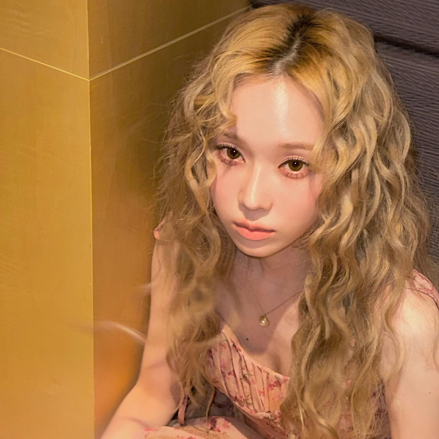 보헤미안st가 다시 돌아왔다🩷

2000년대에 큰 인기를 끌었던 스타일 아이콘, 아오이 유우의 보헤미안 룩을 기억하시나요?

그녀의 청초하고 자유로운 매력은 많은 이들의 워너비가 되었죠. 현대에는 보헤미안 스타일은 '보호 시크'라는 이름으로 불리기도 하는데, 두 스타일 간의 차이는 크지 않지만, 원조 보헤미안 룩의 철학을 이어가면서 더욱 세련된 감각이 더해졌습니다.

최근 트렌드의 중심에 서 있는 아이돌들의 헤어 스타일을 보면 이 스타일의 인기를 실감할 수 있는데요. 다양한 히피펌이 로맨틱한 무드부터 시크한 분위기까지 자유로운 보헤미안 감성을 표현합니다. 

이번 FW 시즌을 책임질 보호 시크 룩에 도전해볼까요?🖤 이미지7