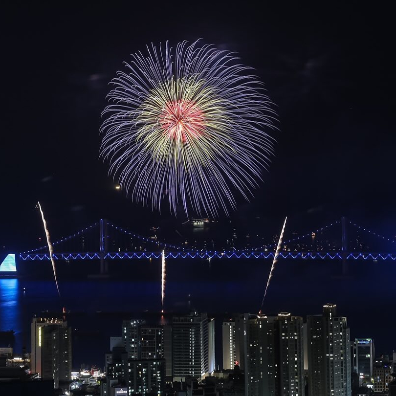 부산불꽃축제 바가지 논란🎆

다음 달 9일 열릴 ‘제19회 부산 불꽃축제’를 앞두고 웃돈을 붙인 암표 거래와 숙박업소, 식당 등의 바가지요금이 논란되고 있습니다. 공식 사이트에서 10만 원에 판매된 R석은 중고품 거래와 SNS에서 20만 원부터 최대 50만 원까지, 광안리 해수욕장 일대 공유숙박업소 시세는 40만 원에서 많게는 90만 원까지 판매되고 있는데요. 이밖에 해상에서 축제를 볼 수 있는 요트투어 가격도 기존 2만~3만 원대 수준에서 불꽃축제 당일은 10만 원대 후반부터 20만 원대 중반으로 거래되고 있습니다.

이와 관련해 부산시와 부산문화관광축제조직위원회는 내달 8일까지 부산 전역 숙박업소를 상대로 점검에 나서는데요. "평소보다 많은 가격을 불렀더라도 해당 금액을 사전에 게시해 소비자에게 알리고 판매한 사항에 대해서는 법적으로 단속할 수 있는 부분은 없다"면서도 "부산 관광업 전체를 위해서는 바가지 상혼이 없어야 하는 만큼 상인들을 설득하겠다"고 밝혔습니다. 이미지