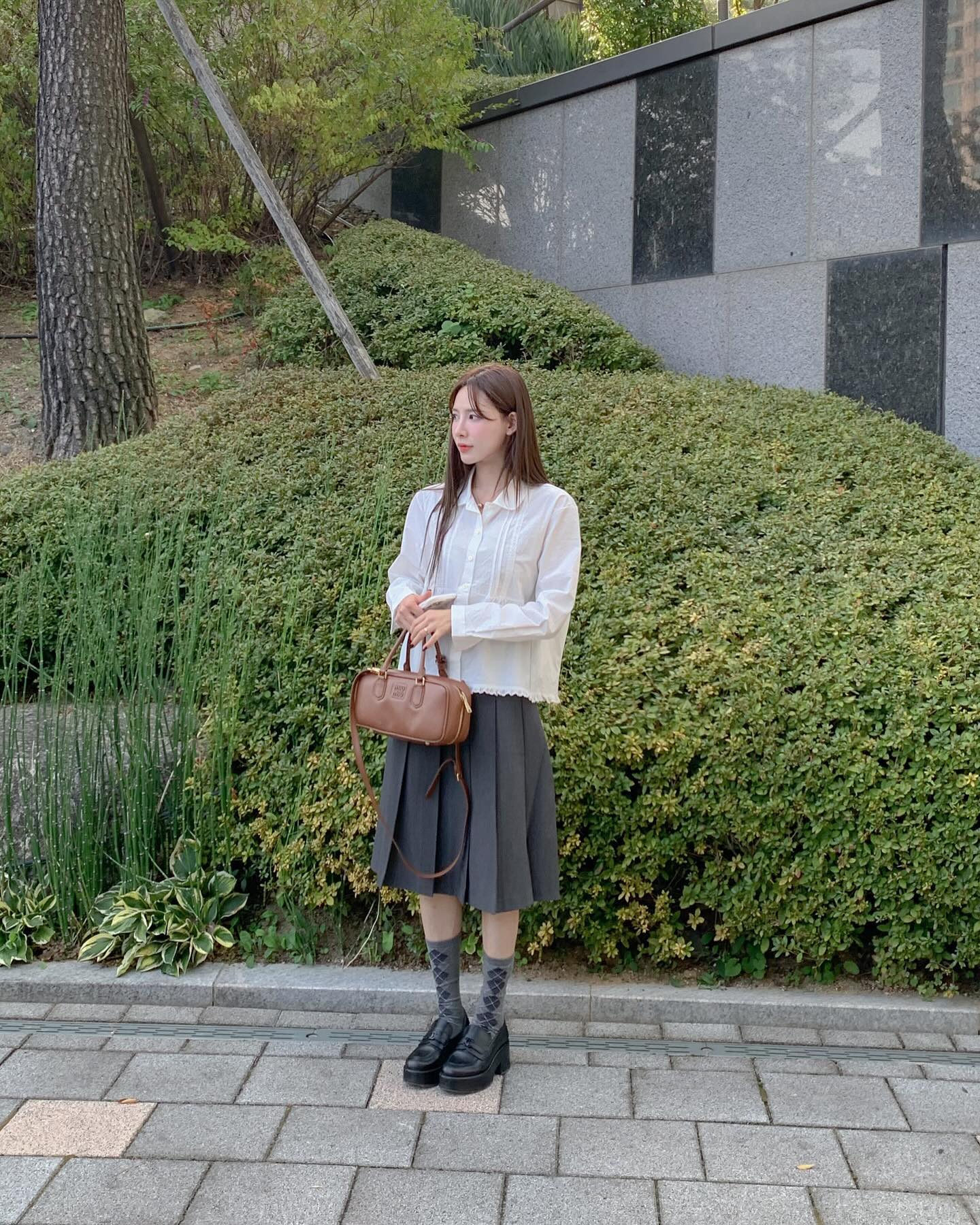 단정한 세련미👔🖤프레피 룩
깔끔한 셔츠 + 롱스커트로 완성해봐💙 이미지10
