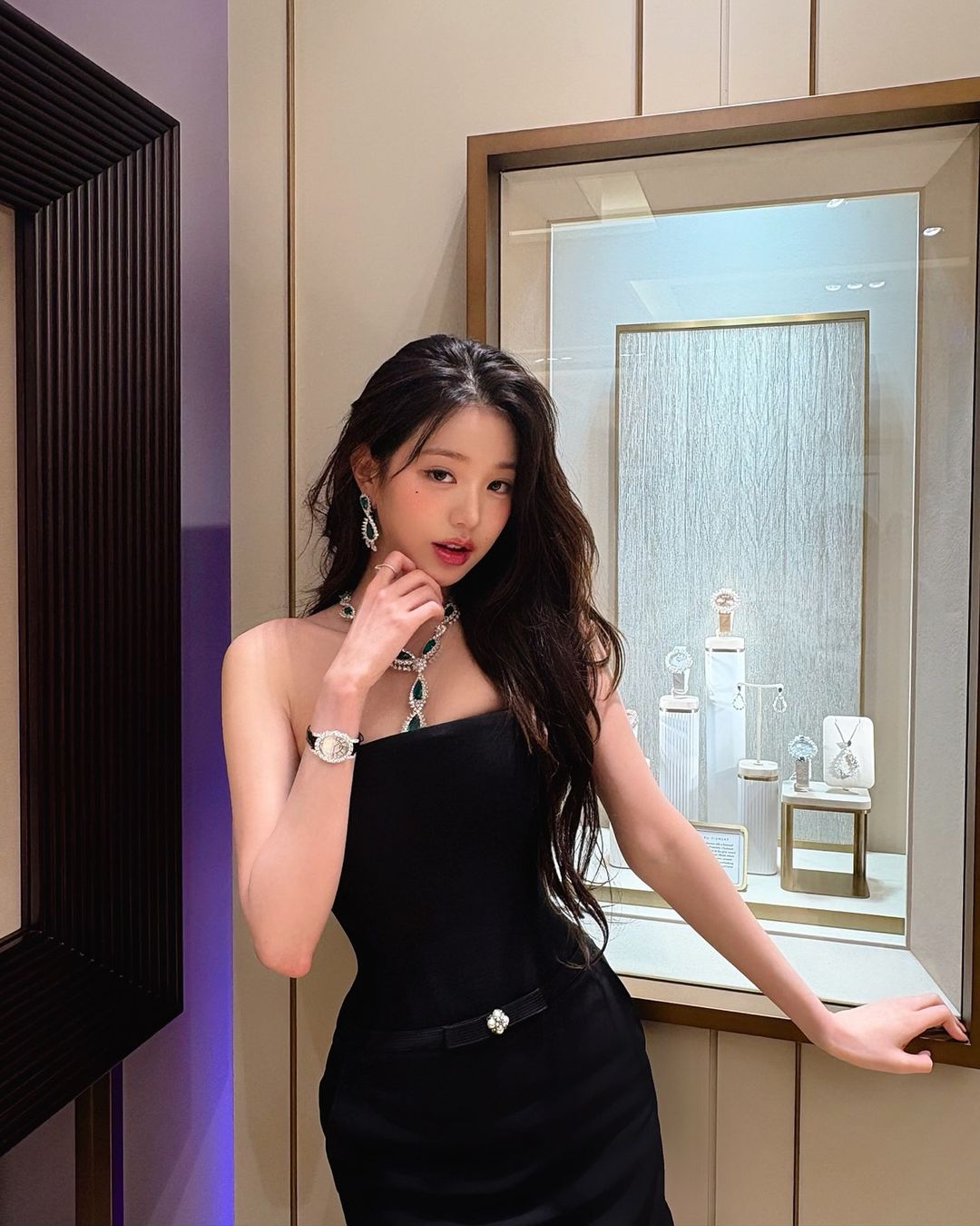 원영 웅니 다 됐네..🥹🖤
이 날 착용한 장원영의 시계는 쇼파드의 디아망트 18캐럿 화이트 골드와 다이아몬드⌚️✨ 이미지