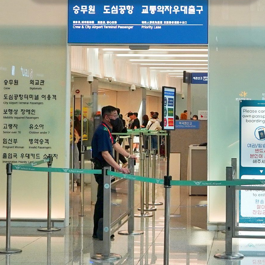 연예인 별도 출입문, 결국 없던 일로🛩️

인천국제공항공사가 오늘(28일)부터 시행 예정이었던 인천공항 연예인 전용 별도 출입문 사용 계획을 철회했습니다. 지난 23일 인천국제공항공사는 인파가 많이 몰리는 연예인 출국 시 승무원/도심공항 전용 출입문 이용 대상에 연예인이 포함되도록 절차를 마련했다고 밝혔었는데요. 대형 연예 기획사 중심, 과도한 특혜 등 여러 비판이 쏟아졌고, 결국 이를 수용해 계획을 철회하며 앞으로 다양한 방법을 고민해 대책을 내놓겠다고 전했습니다. 이미지