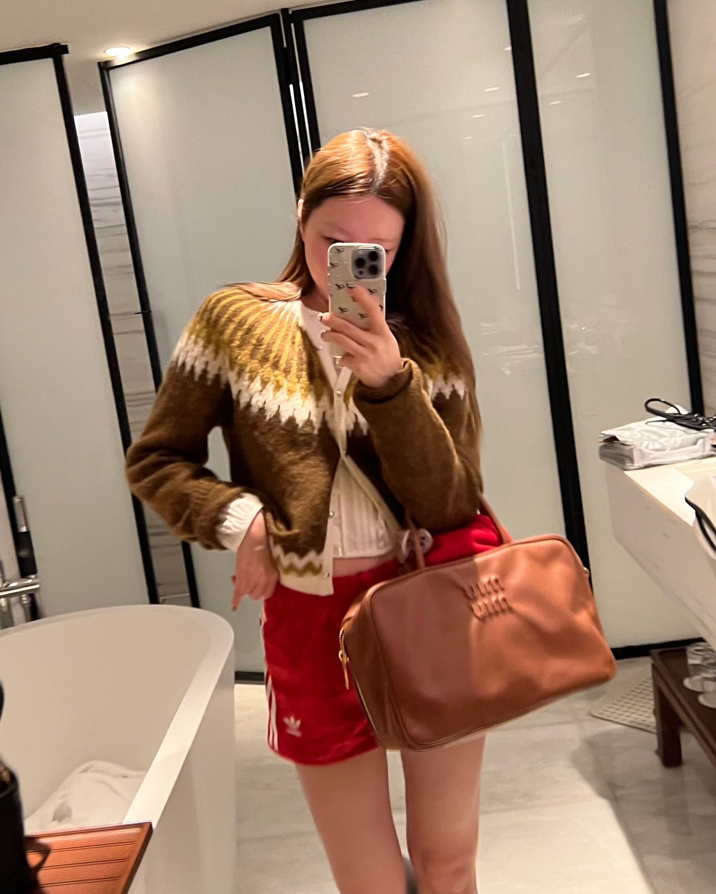 믹스매치부터 레이어드까지!
센스있는 코디 조합 대방출❤️

1. 미니멀 상의 + 아디다스 팬츠
2. 니트 + 미니원피스
3. 셔츠 + 조끼 + 미디스커트
4. 목폴라 + 니트 + 롱스커트 이미지2