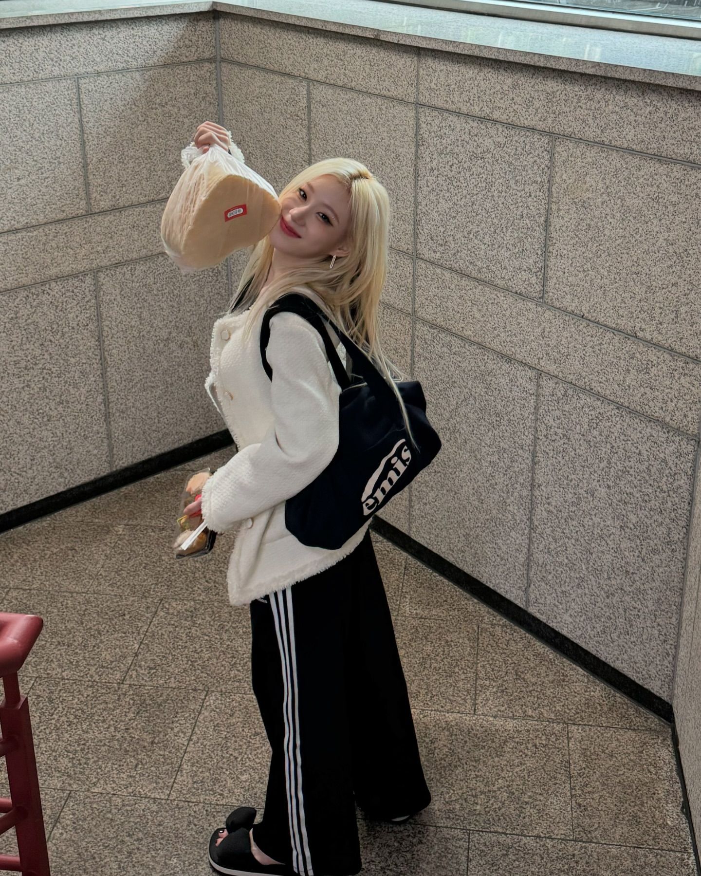 믹스매치부터 레이어드까지!
센스있는 코디 조합 대방출❤️

1. 미니멀 상의 + 아디다스 팬츠
2. 니트 + 미니원피스
3. 셔츠 + 조끼 + 미디스커트
4. 목폴라 + 니트 + 롱스커트 이미지