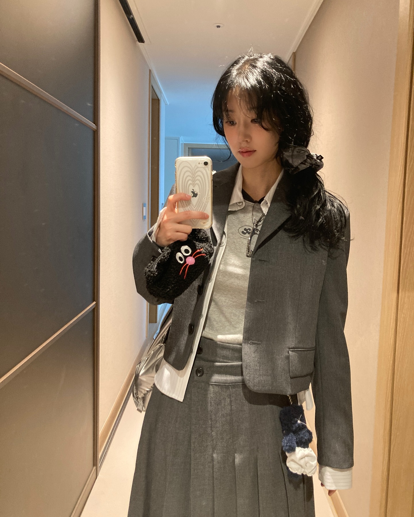 단정한 세련미👔🖤프레피 룩
깔끔한 셔츠 + 롱스커트로 완성해봐💙 이미지1