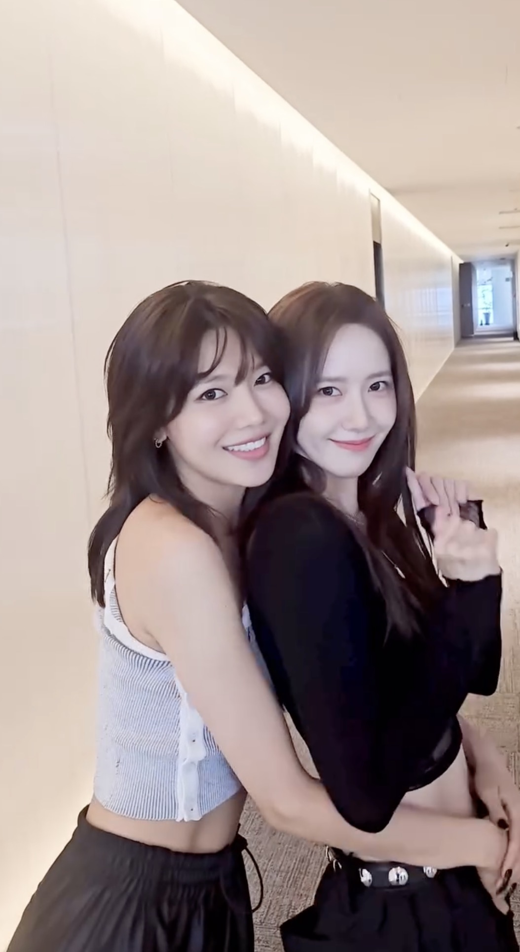 이 언니들은 왜 늙지도 않아..
챌린지에서도 미모 뽐내는 소녀시대 수영&윤아✨ 이미지