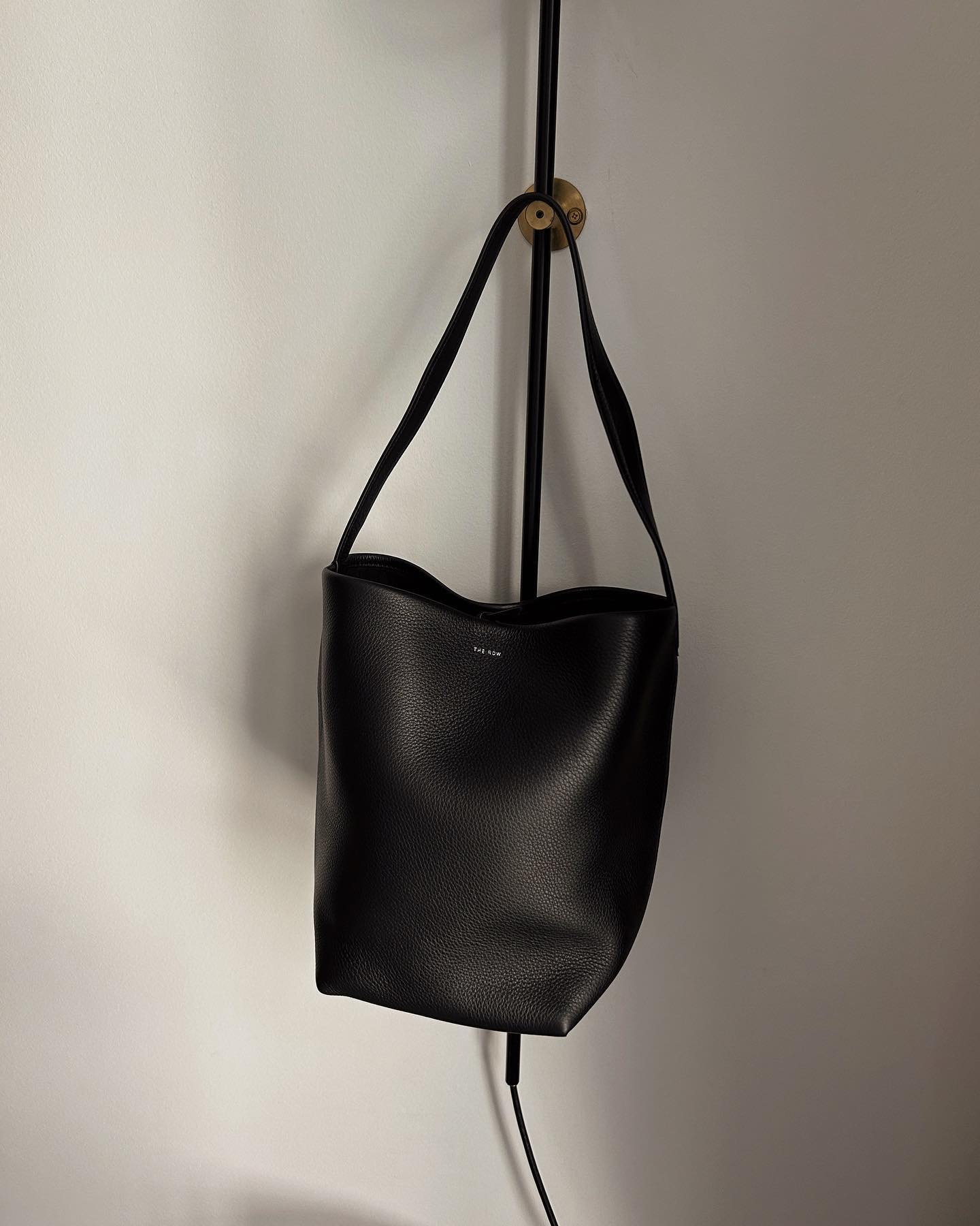 한가인도 애용한다는 그 가방👜 유행 없이 계속✔️로고 없이 심플한 더로우 파크백🤎 이미지