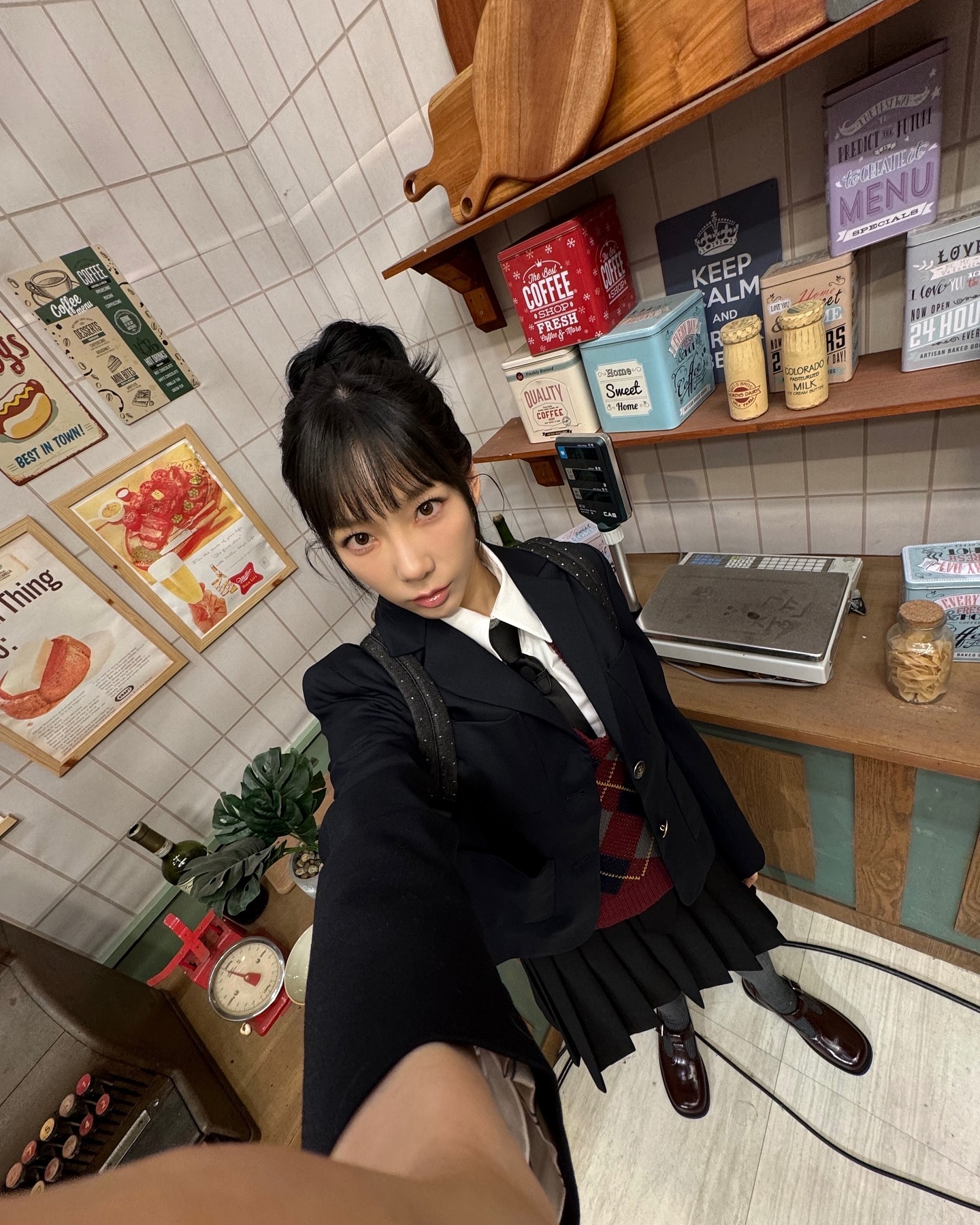 단정한 세련미👔🖤프레피 룩
깔끔한 셔츠 + 롱스커트로 완성해봐💙 이미지3