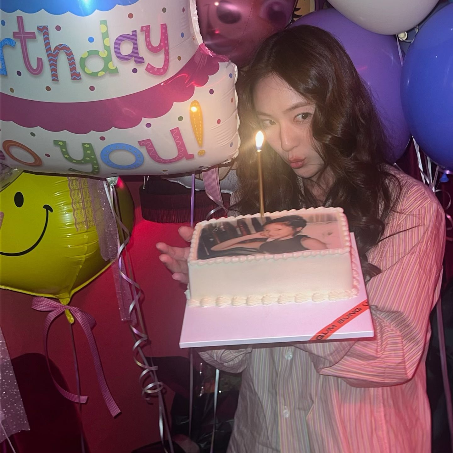 크리스탈의 세련된 사복 팁 3✅

최근 10월 24일 생일을 맞이한 크리스탈은 인스타그램에서 그녀의 멋진 사복을 보여줬는데요. 여기서 주목할 만한 3가지 포인트를 살펴보겠습니다👀

1. 데님 활용하기
미니멀한 룩을 잘 소화하며, 데님을 다양하게 활용합니다. 데님 셋업으로 깔끔한 코디를 완성하거나, 청바지와 컬러 조화를 이루는 니트를 선택해 톤온톤 스타일을 완성했습니다.

2. 포인트템 활용하기
무채색 코디를 자주 입는 크리스탈은 컬러와 패턴으로 포인트를 주는데, 무채색 속 레드 아이템, 스트라이프 셔츠 그리고 체크 자켓으로 감각을 더했습니다.

3. 액세서리 활용하기
스타일링에서 액세서리는 필수! 크리스탈은 뿔테 안경과 다양한 모자 아이템으로 미니멀하면서도 개성 넘치는 룩을 연출했습니다. 이미지3