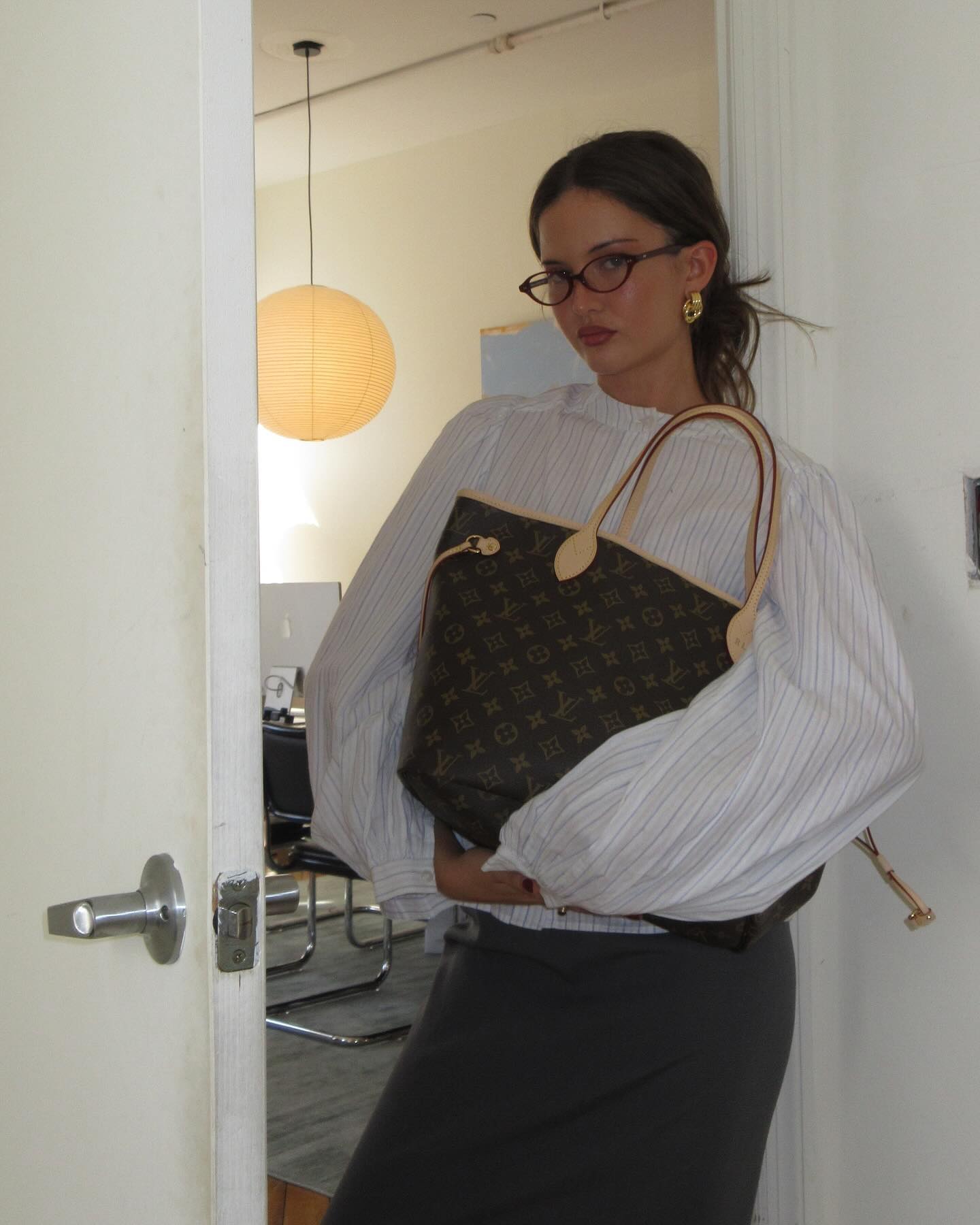 패피들이 가방 드는 법😎👜

가방 디자인과 사이즈에 상관없이 허리에 툭, 클러치처럼 들어보세요! 

미우미우와 펜디 쇼에서 시작된 이 방식은 최근 패션 피플 사이에 필수로 자리 잡았는데요. 

가방을 손으로 들거나 어깨에 걸치는 것보다 더 클래식하고 멋스러워 보이는 효과가 있습니다. @우리도 도전해 볼까요? 이미지