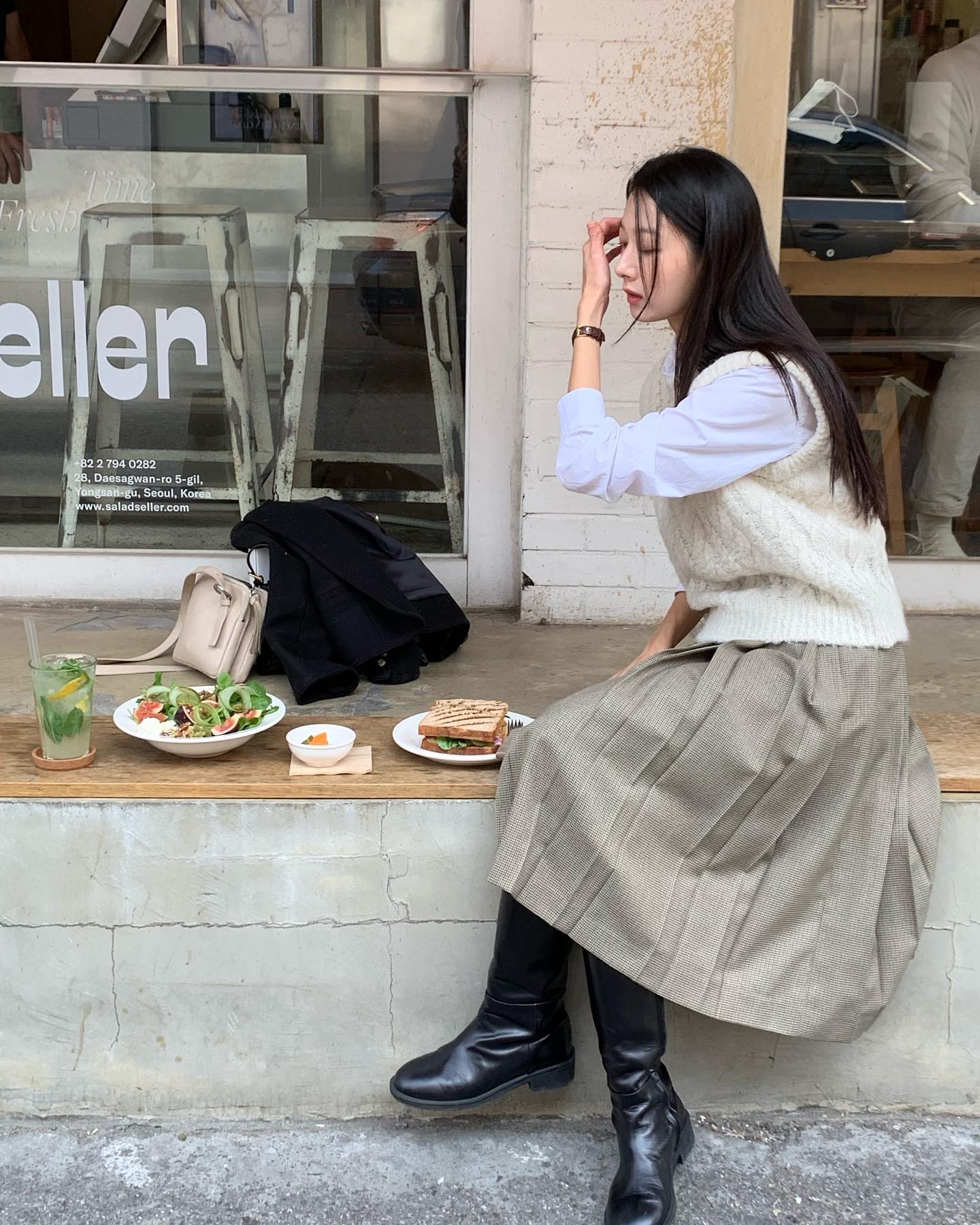 단정한 세련미👔🖤프레피 룩
깔끔한 셔츠 + 롱스커트로 완성해봐💙 이미지9