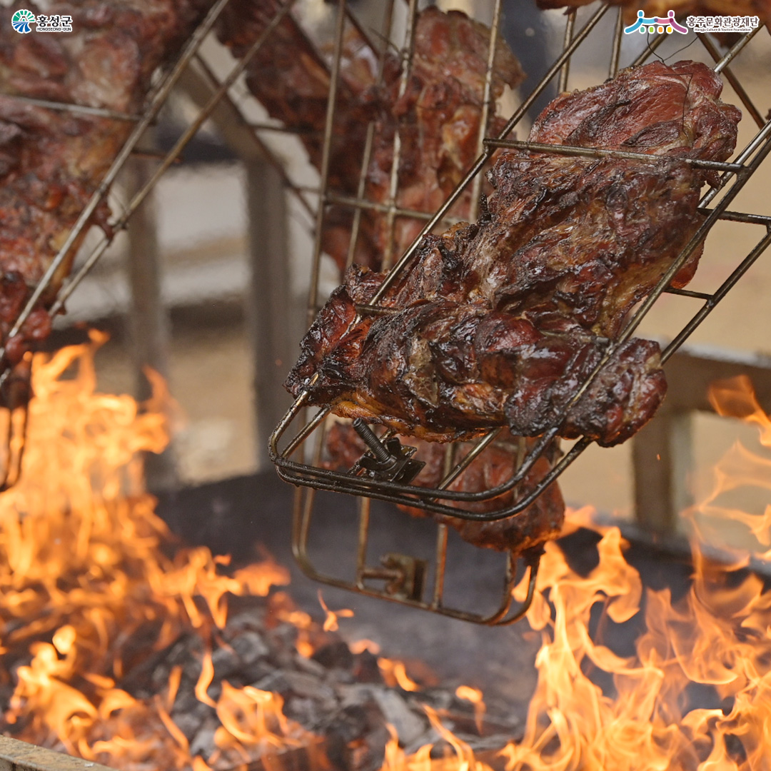 이번 주말 홍성 가야할 이유🍖🔥

오는 1일부터 3일까지 충남 홍성에서 ‘2024 홍성 글로벌 바비큐 페스티벌’이 열립니다. 지난해 48만 명의 관광객이 몰리는 대흥행을 기록한 만큼 올해에는 BBQ존 규모와 즐길거리 등을 더욱 확대해 운영한다고 하는데요. 특별한 바비큐 체험 프로그램, 축하공연 및 불꽃놀이, 버스킹 등 다채로운 공연 프로그램이 행사 기간 내내 진행될 예정입니다. 이미지