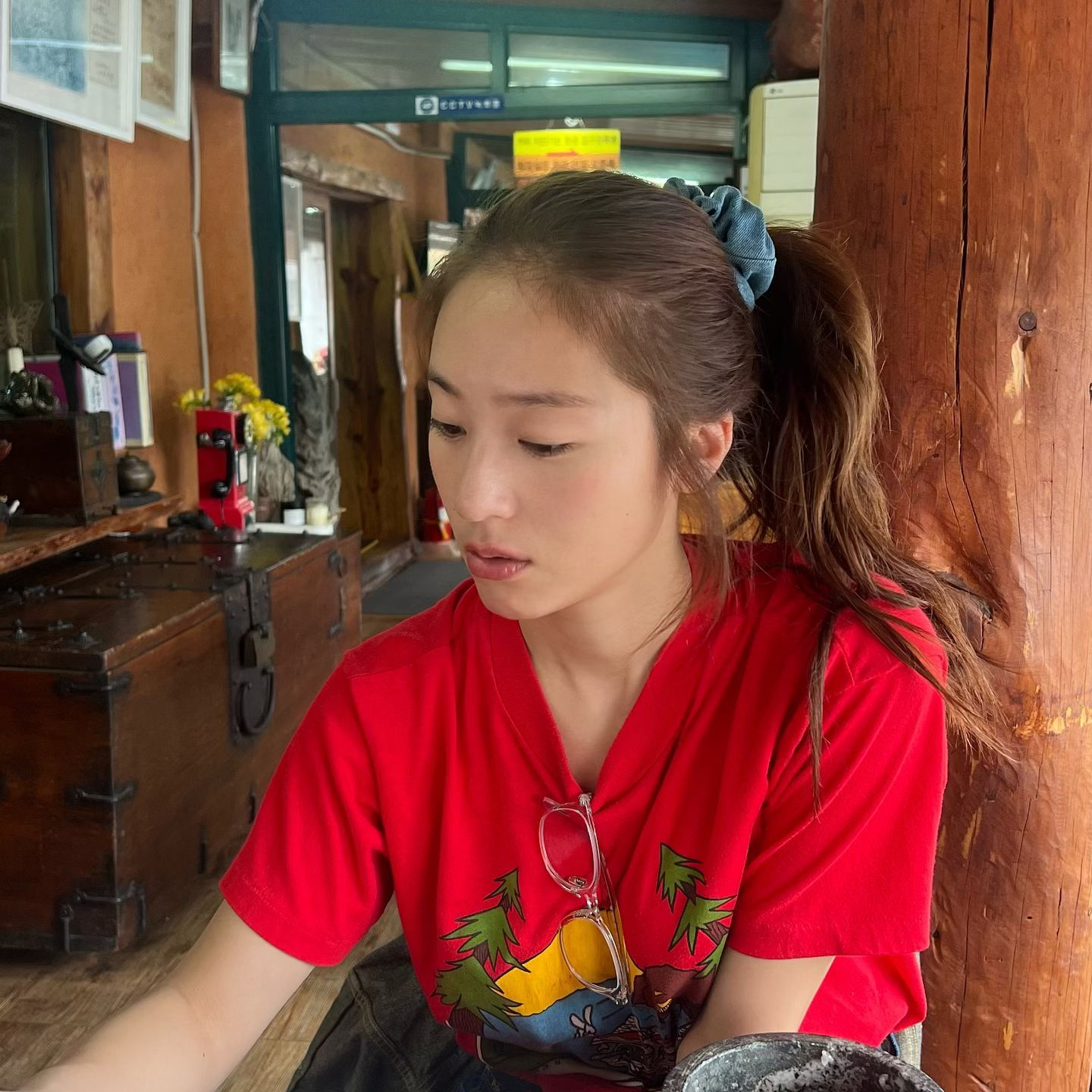크리스탈의 세련된 사복 팁 3✅

최근 10월 24일 생일을 맞이한 크리스탈은 인스타그램에서 그녀의 멋진 사복을 보여줬는데요. 여기서 주목할 만한 3가지 포인트를 살펴보겠습니다👀

1. 데님 활용하기
미니멀한 룩을 잘 소화하며, 데님을 다양하게 활용합니다. 데님 셋업으로 깔끔한 코디를 완성하거나, 청바지와 컬러 조화를 이루는 니트를 선택해 톤온톤 스타일을 완성했습니다.

2. 포인트템 활용하기
무채색 코디를 자주 입는 크리스탈은 컬러와 패턴으로 포인트를 주는데, 무채색 속 레드 아이템, 스트라이프 셔츠 그리고 체크 자켓으로 감각을 더했습니다.

3. 액세서리 활용하기
스타일링에서 액세서리는 필수! 크리스탈은 뿔테 안경과 다양한 모자 아이템으로 미니멀하면서도 개성 넘치는 룩을 연출했습니다. 이미지7