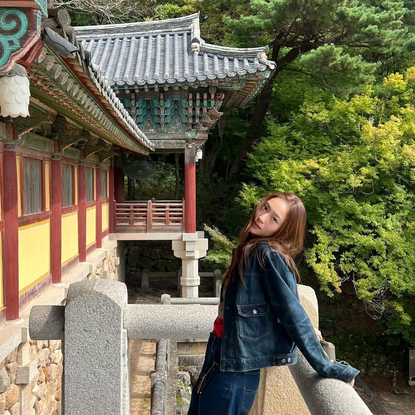 크리스탈의 세련된 사복 팁 3✅

최근 10월 24일 생일을 맞이한 크리스탈은 인스타그램에서 그녀의 멋진 사복을 보여줬는데요. 여기서 주목할 만한 3가지 포인트를 살펴보겠습니다👀

1. 데님 활용하기
미니멀한 룩을 잘 소화하며, 데님을 다양하게 활용합니다. 데님 셋업으로 깔끔한 코디를 완성하거나, 청바지와 컬러 조화를 이루는 니트를 선택해 톤온톤 스타일을 완성했습니다.

2. 포인트템 활용하기
무채색 코디를 자주 입는 크리스탈은 컬러와 패턴으로 포인트를 주는데, 무채색 속 레드 아이템, 스트라이프 셔츠 그리고 체크 자켓으로 감각을 더했습니다.

3. 액세서리 활용하기
스타일링에서 액세서리는 필수! 크리스탈은 뿔테 안경과 다양한 모자 아이템으로 미니멀하면서도 개성 넘치는 룩을 연출했습니다. 이미지6