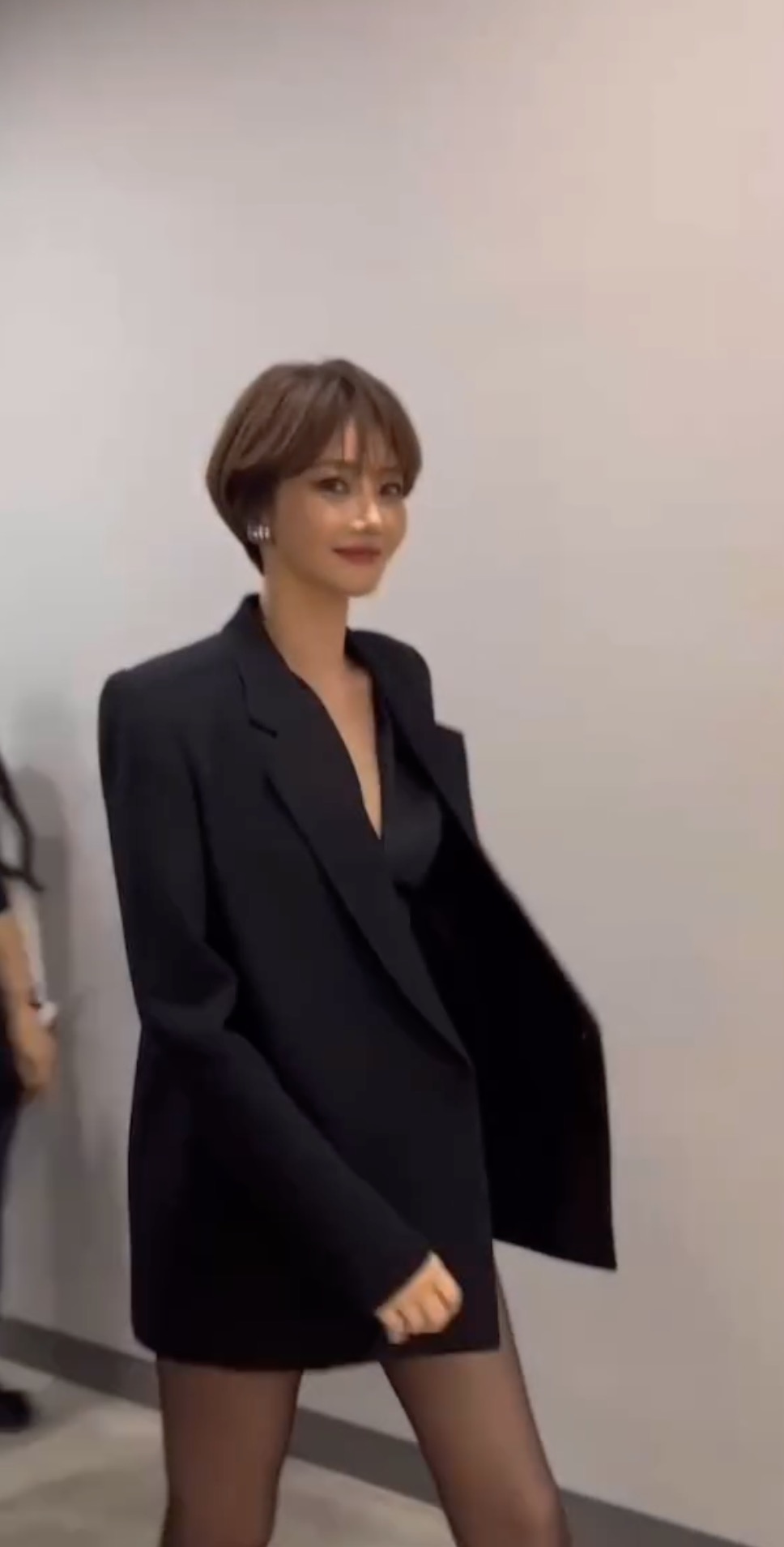 국내 단발 원탑은🖤고준희지...
숏컷 + 올블랙 시크미💇🏻‍♀️🔥기럭지까지 넘 예쁘자나 이미지