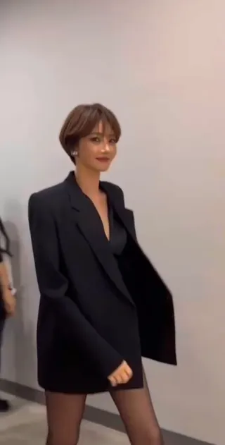 국내 단발 원탑은🖤고준희지...
숏컷 + 올블랙 시크미💇🏻♀️🔥기럭지까지 넘 예쁘자나 이미지