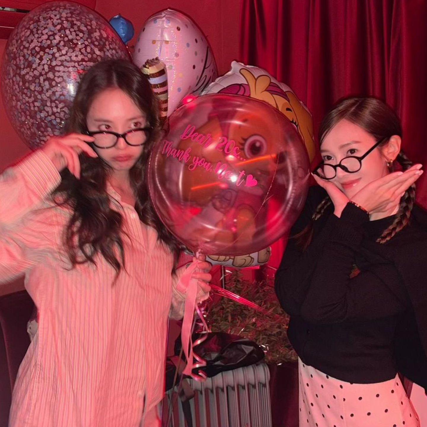 크리스탈의 세련된 사복 팁 3✅

최근 10월 24일 생일을 맞이한 크리스탈은 인스타그램에서 그녀의 멋진 사복을 보여줬는데요. 여기서 주목할 만한 3가지 포인트를 살펴보겠습니다👀

1. 데님 활용하기
미니멀한 룩을 잘 소화하며, 데님을 다양하게 활용합니다. 데님 셋업으로 깔끔한 코디를 완성하거나, 청바지와 컬러 조화를 이루는 니트를 선택해 톤온톤 스타일을 완성했습니다.

2. 포인트템 활용하기
무채색 코디를 자주 입는 크리스탈은 컬러와 패턴으로 포인트를 주는데, 무채색 속 레드 아이템, 스트라이프 셔츠 그리고 체크 자켓으로 감각을 더했습니다.

3. 액세서리 활용하기
스타일링에서 액세서리는 필수! 크리스탈은 뿔테 안경과 다양한 모자 아이템으로 미니멀하면서도 개성 넘치는 룩을 연출했습니다. 이미지8