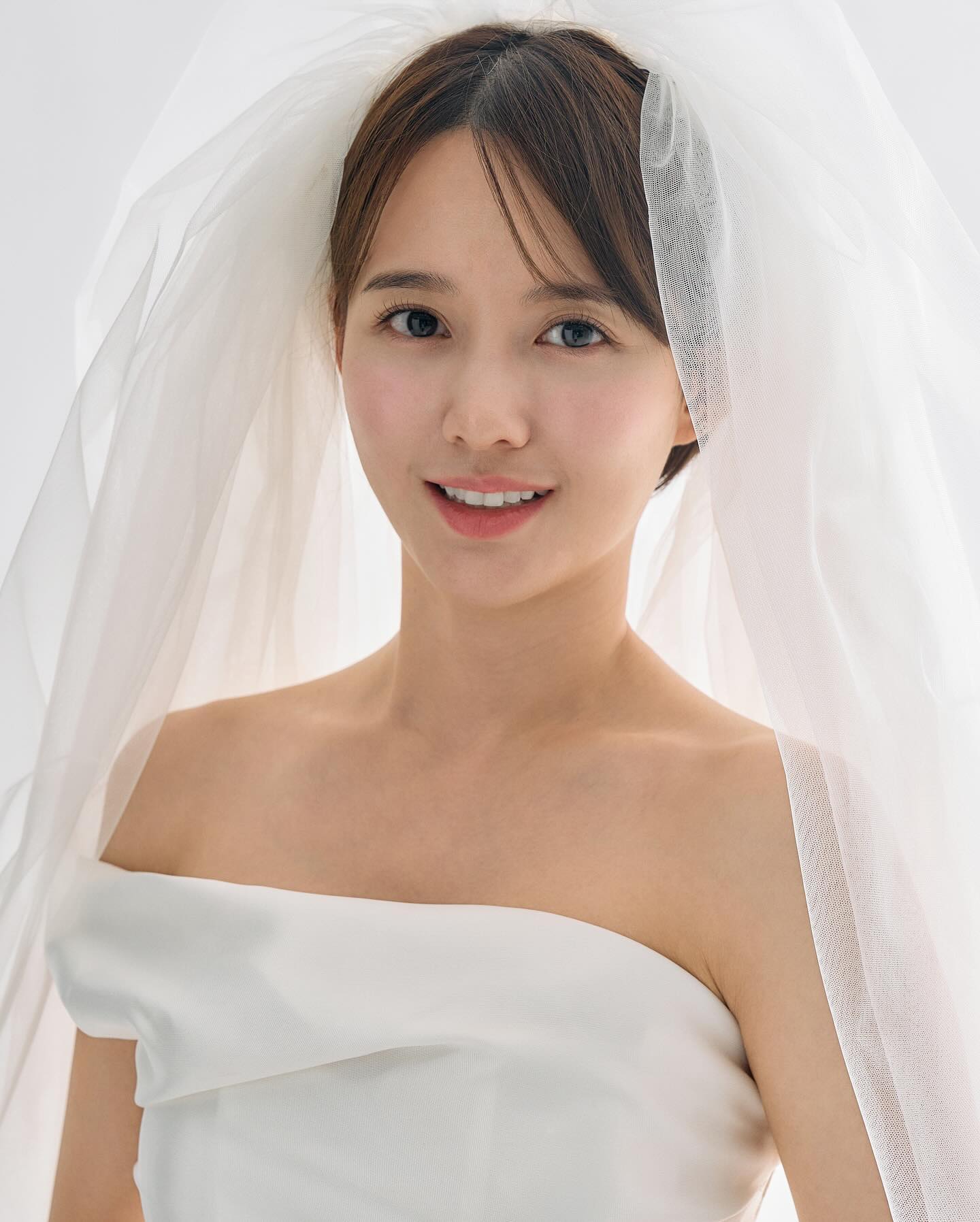 순백의 천사같은 보라언니👰🏻♀️🤍
보는 사람들도 행복해지는 남보라 웨딩 스냅📸✨ 이미지7