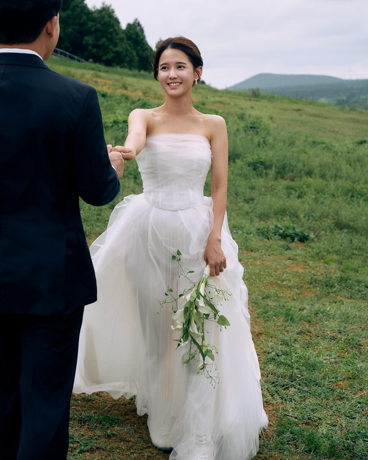 순백의 천사같은 보라언니👰🏻‍♀️🤍
보는 사람들도 행복해지는 남보라 웨딩 스냅📸✨ 이미지