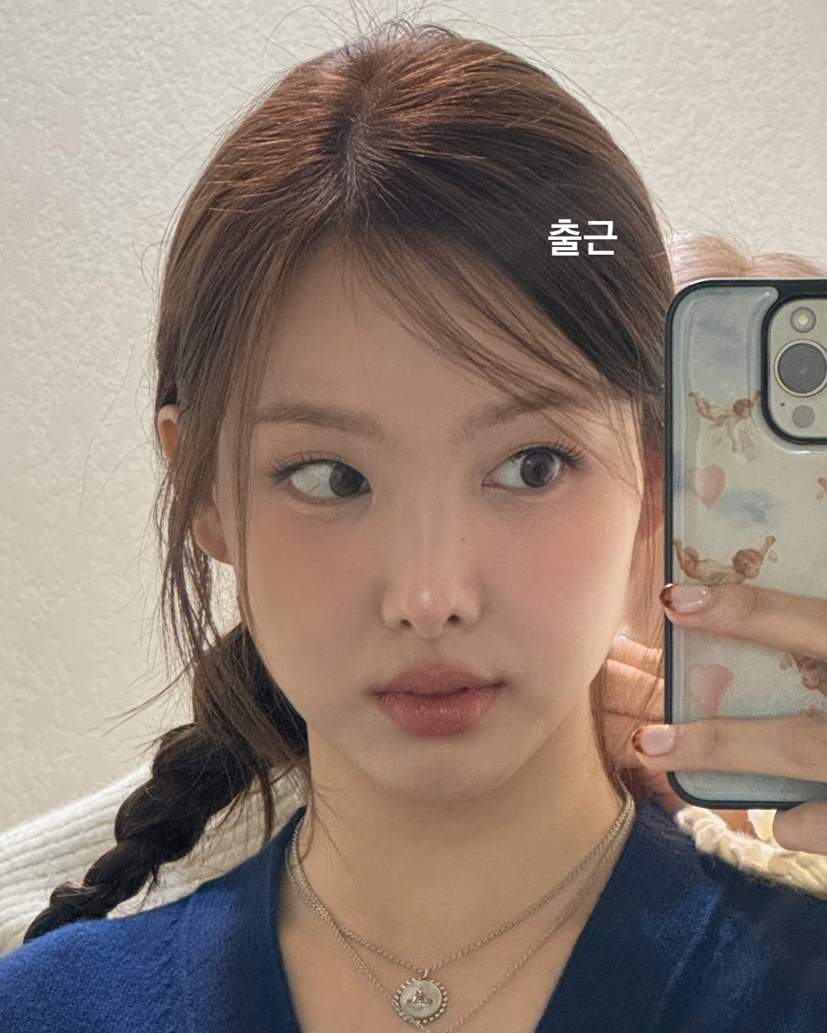 따라하기 쉬운 헤어 스타일링 4
한 가지 헤어스타일에 질렸다면 여기서 골라보기✅

1. 머리 밑으로 묶기
2. 로우번
3. 땋은 머리
4. 레드브라운 염색 이미지