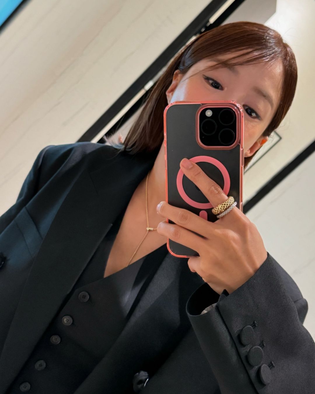 요즘 핫한 포페💛🤍주얼리 레이어링
이탈리안 파인주얼리의 클래식에 새로운 우아함💍 #광고

파인 주얼리 부문을 선도하는 이탈리아의 주얼리 브랜드 포페를 주목하세요.

독특한 스타일, 아이코닉한 포페 메쉬의 디자인이 특징인 포메는 모든 카테고리에 사용되는 특허 받은 기술 ‘플렉스 잇’ 이 특징입니다. 골드로만 신축성 있는 메쉬를 제작하는 유일한 브랜드입니다.

유서 깊은 이탈리아 파인 주얼리 브랜드의 컨템포러리한 스타일 그리고 혁신적인 기술력이 결합된 디자인을 느껴보세요. 이미지6
