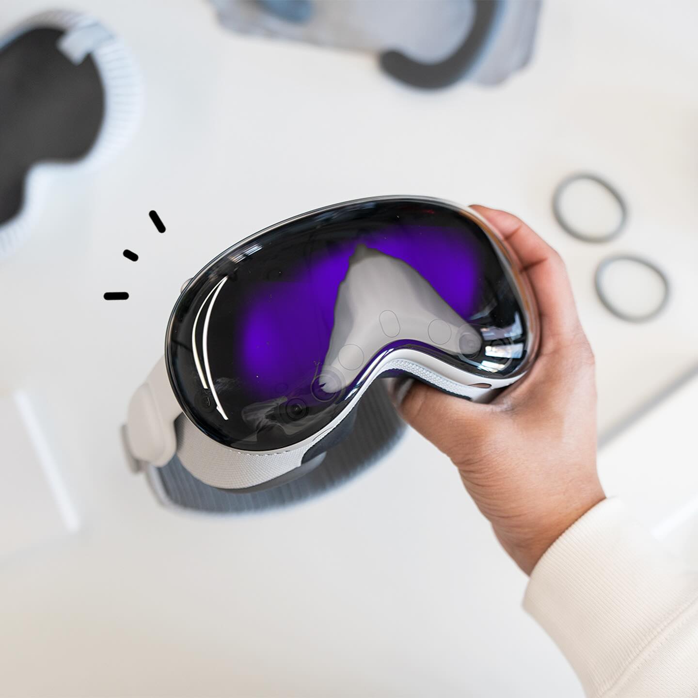 애플 비전프로 국내 출시😎

오는 11월 15일 애플 비전프로가 드디어 국내에도 출시됩니다. 비전프로는 180도 시야각의 전면 디스플레이로 가상현실(AR)과 증강현실(AR) 콘텐츠와 서비스를 이용할 수 있는 애플의 첫 XR 기기인데요. 11월 4일부터 사전 주문이 가능하며, 가격은 256GB 499만 원부터입니다. 이미지