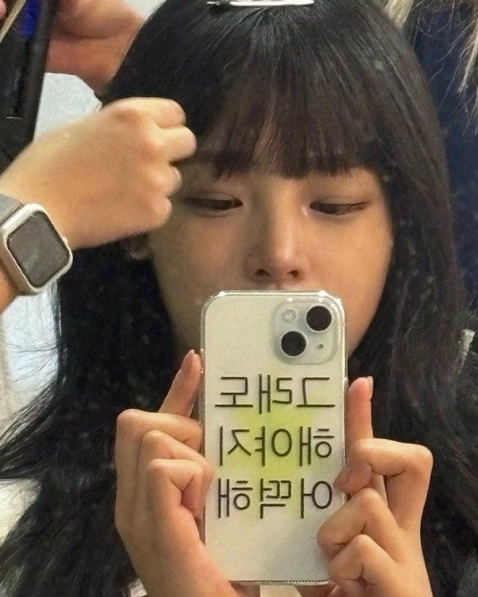 올해는 밈의 해⭐️

2024년을 뜨겁게 달군 다양한 밈들! 그중에서도 가장 인기 있었던 굿즈와 여러 밈들을 한눈에 정리해봤어요.

여러분은 어떤 밈이 가장 마음에 드셨나요? 🖤

1. 팜하니 집어 삼킨 유병재
하니의 사랑스러운 팜국어 밈 다들 아시나요? '준비 갈 완료', '뜬겁새' 등 다양한 팜국어로 사람들에게 많은 사랑을 받은 팜국어를 단숨에 따라해 집어 삼킨 유병재 또한 많은 관심을 받았습니다.

2. '느좋'
최근 SNS에서 자주 보이는 이 단어! '느좋'은 '느낌 좋다'의 줄임말로 말 그대로 느낌 좋을 때 쓰는 줄임말입니다.

3. 승헌쓰 컨디션 난조 티셔츠
이번 여름을 뜨겁게 달군 컨디션 난조 티셔츠! 많은 셀럽들도 입어 품절대란을 일으켰습니다.

4. 뉴진스 민지 폰케이스
뉴진스 민지가 착용한 위드썸 '킵고잉 폰케이스'는 '그래도 해야지 어떡해'라는 문구로 민지의 멋진 마인드를 잘 드러내며 많은 사람들에게 공감을 주었습니다.

5. 디바마을 퀸가비 굿즈 티셔츠
가비는 '매니절', '퀸가비적 사고'등 각종 밈을 선보여 인기를 끌고 있는데요. 이번엔 홍보용, 선물용으로 티셔츠를 제작했습니다. 아쉽게도 이 굿즈는 비매품이라고 합니다. 이미지5