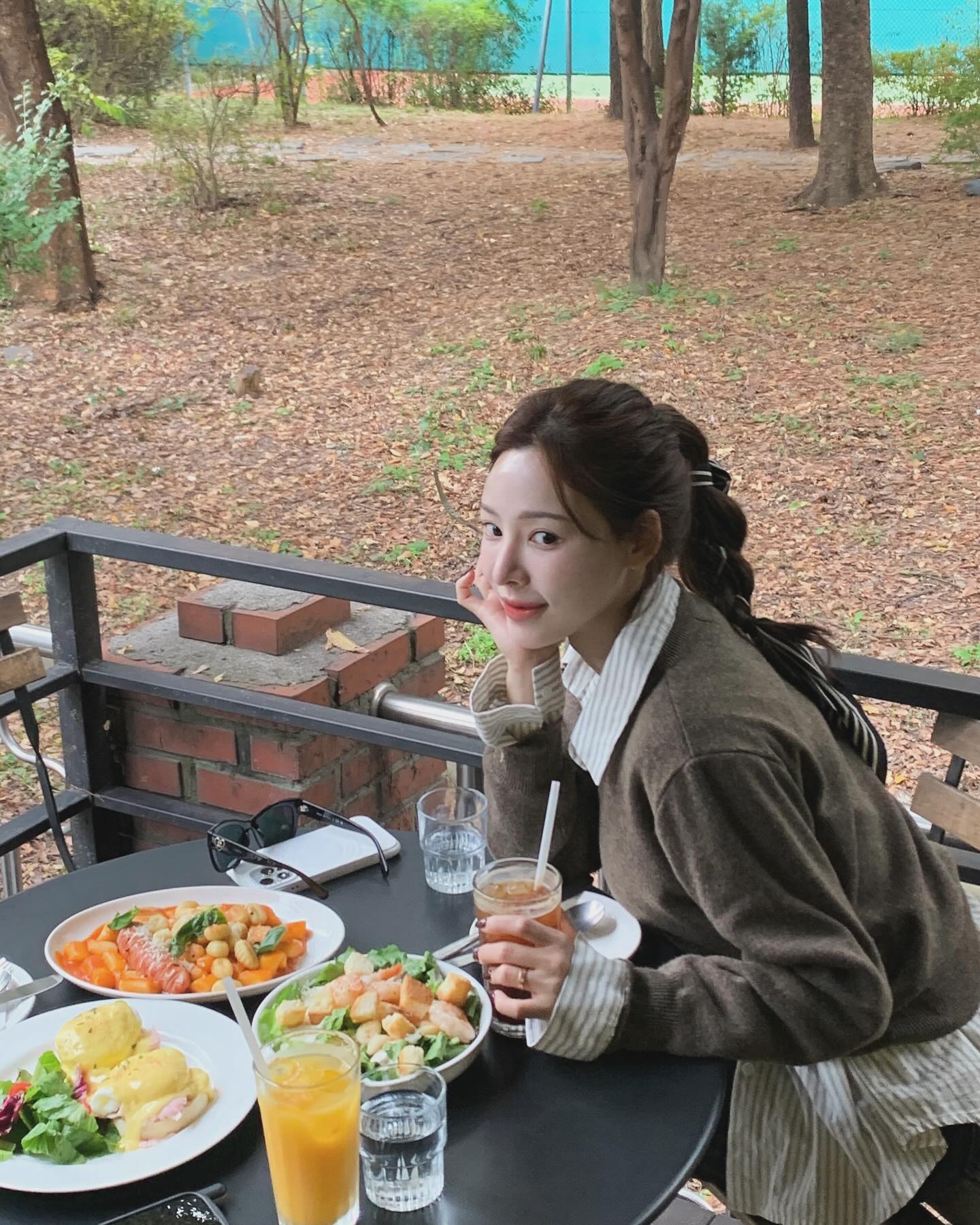 기본 셔츠로 완성🩶레이어드 룩
기본템으로 다양하게 겹쳐 입는 3가지 스타일링⭐️

1. 가디건과 함께
2. 니트와 함께
3. 니트 조끼와 함께 이미지