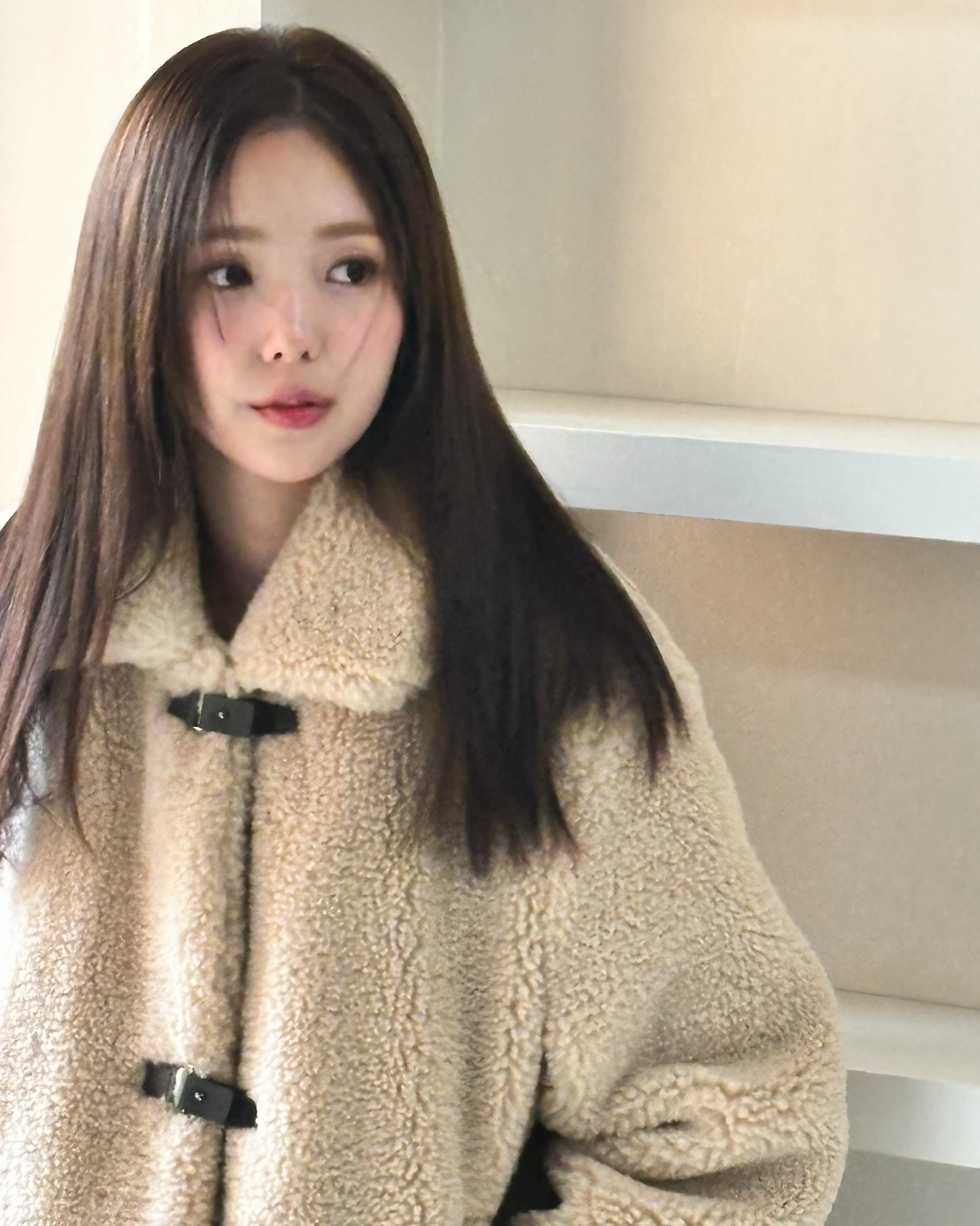 미리 보는 뽀글이 룩🐏☁️

올겨울엔 뽀글뽀글한 시어링(일명 '뽀글이')을 눈여겨보세요. 👀

시어링은 그 자체만으로 귀여움과 캐주얼한 매력이 있어 어떤 스타일이든 융화가 가능하죠. 

셀럽들의 매력 만점 시어링 룩을 모았습니다! 겨울 아우터 쇼핑에 참고 하는 것을 추천 드려요🤗 이미지