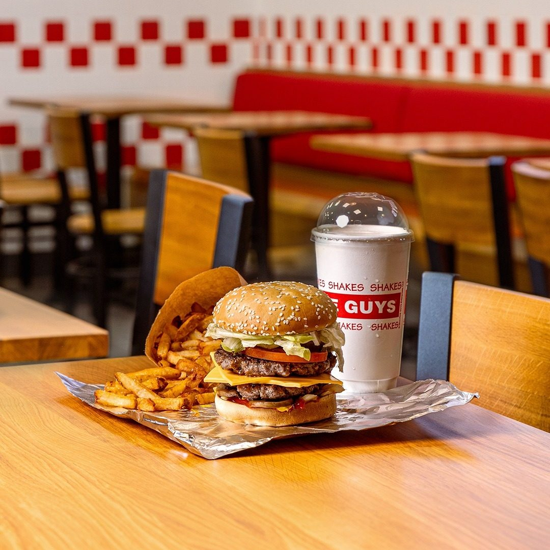 파이브가이즈 이제 배달 가능🍔

내일부터 쿠팡이츠에서 파이브가이즈의 배달 서비스를 시작합니다. 배달 서비스는 강남과 서울역에서 우선 시행되고 해당 매장 기준 반경 4km 이내까지 주문할 수 있는데요. 강남은 반포, 압구정, 역삼 등이 포함되고 서울역은 용산, 광화문, 신촌까지가 배달 가능 지역이죠. 제품은 무료 토핑과 커스터마이징 서비스 등 매장에서 먹는 것과 동일하게 제공되지만, 무료 땅콩과 주류는 제외된다고 하니 참고하세요. 이미지