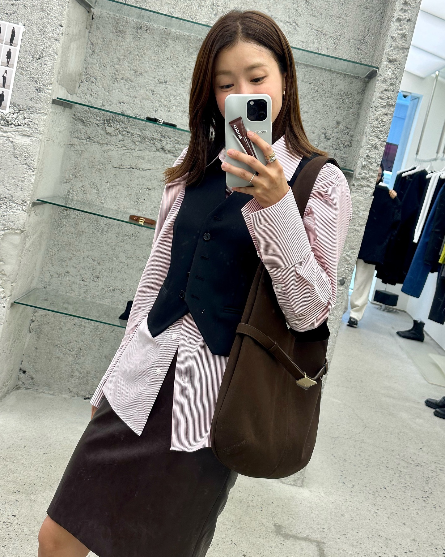 믹스매치부터 레이어드까지!
센스있는 코디 조합 대방출❤️

1. 미니멀 상의 + 아디다스 팬츠
2. 니트 + 미니원피스
3. 셔츠 + 조끼 + 미디스커트
4. 목폴라 + 니트 + 롱스커트 이미지5
